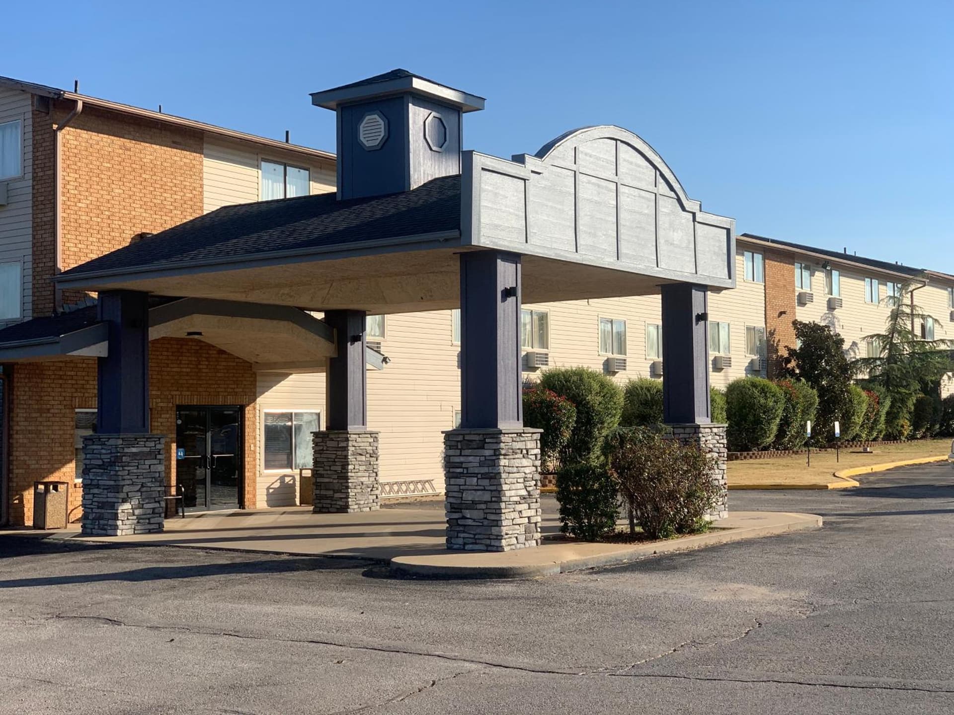 Brentwood Inn Clinton featured exterior or lobby in Clinton, OK — similar hotel