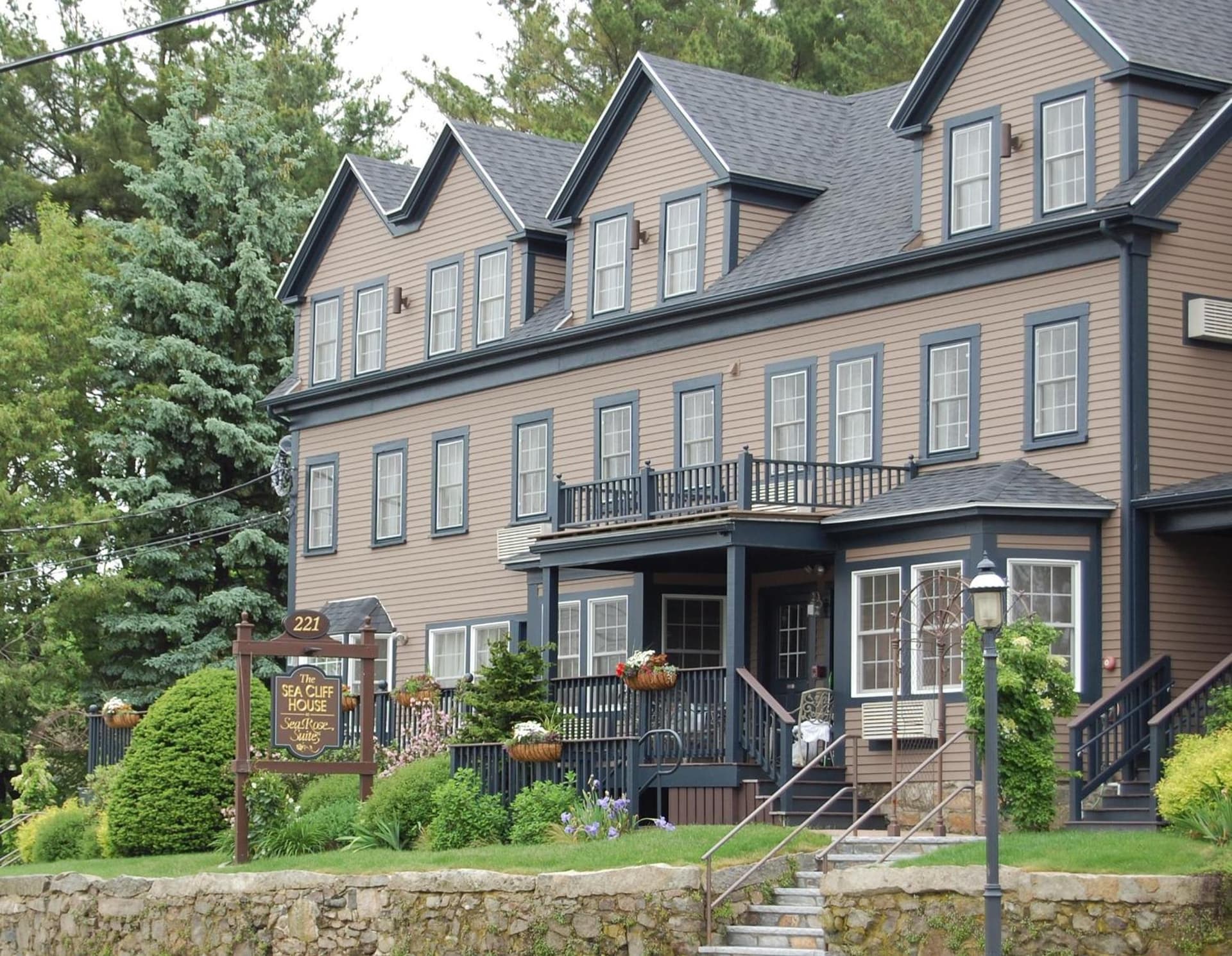 Sea Rose Suites featured exterior or lobby in Ogunquit — similar hotel