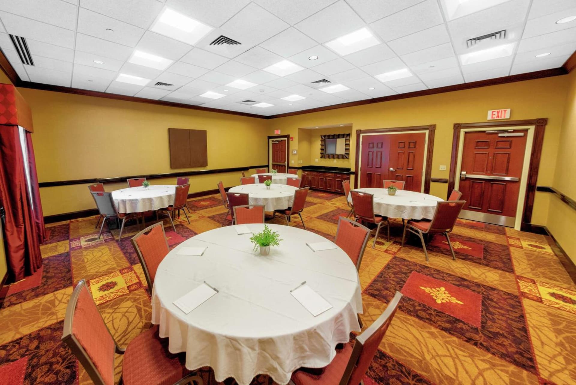 Hampton Inn & Suites Chadds Ford interior in Glen Mills, PA — gallery photo 2