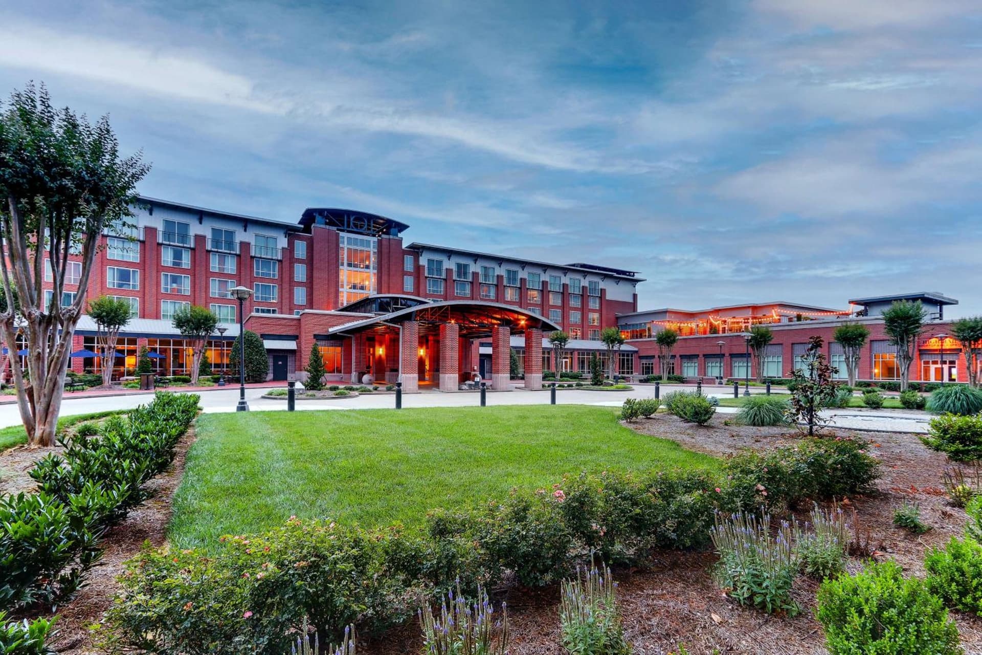 The Chattanoogan Hotel, Curio Collection By Hilton interior in Chattanooga, TN — gallery photo 2