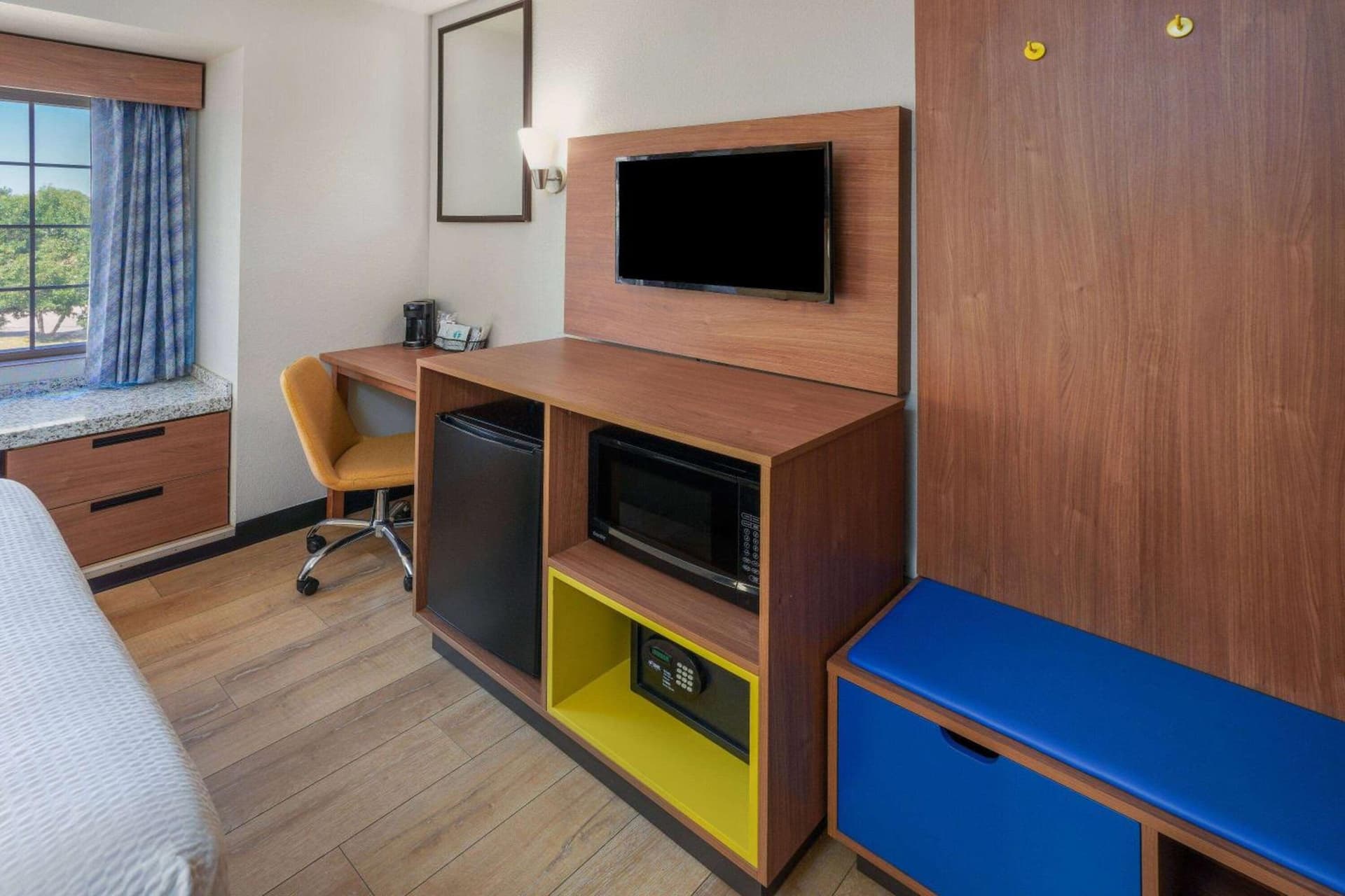 Days Inn & Suites by Wyndham Greeley interior in Greeley, CO — gallery photo 2
