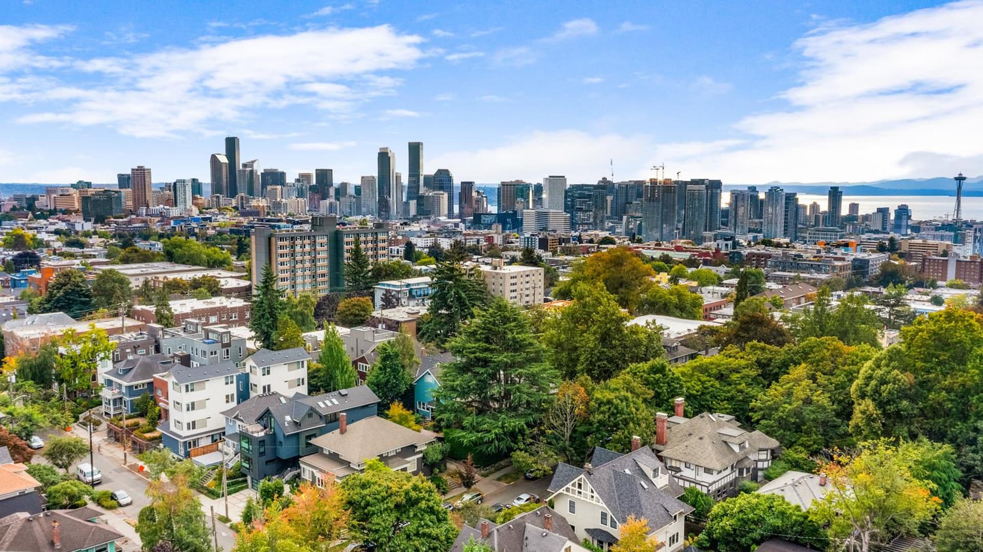 The Golden Lion Sweet Suite property views in Seattle, WA — gallery photo 3