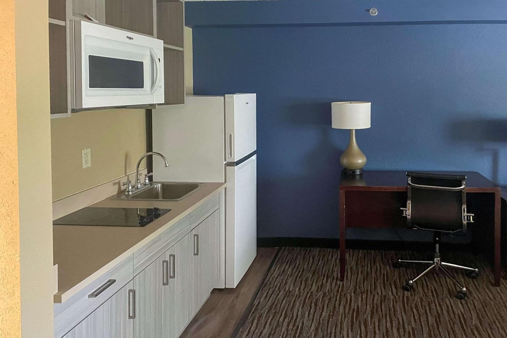 Suburban Studios Arlington Heights Elk Grove property views in Arlington Heights, IL — gallery photo 3