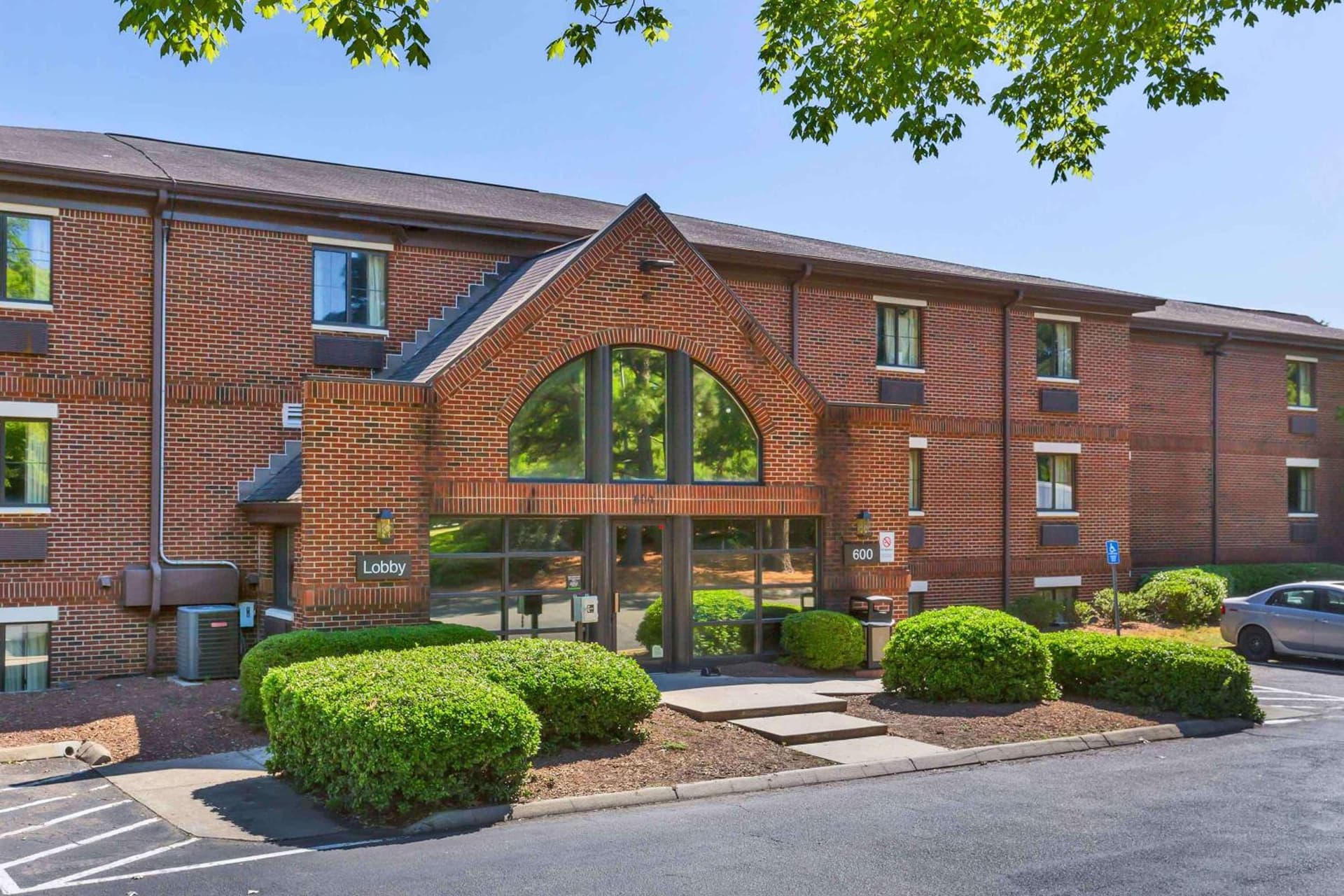Suburban Studios Cary - RDU Airport interior in Cary, NC — gallery photo 2