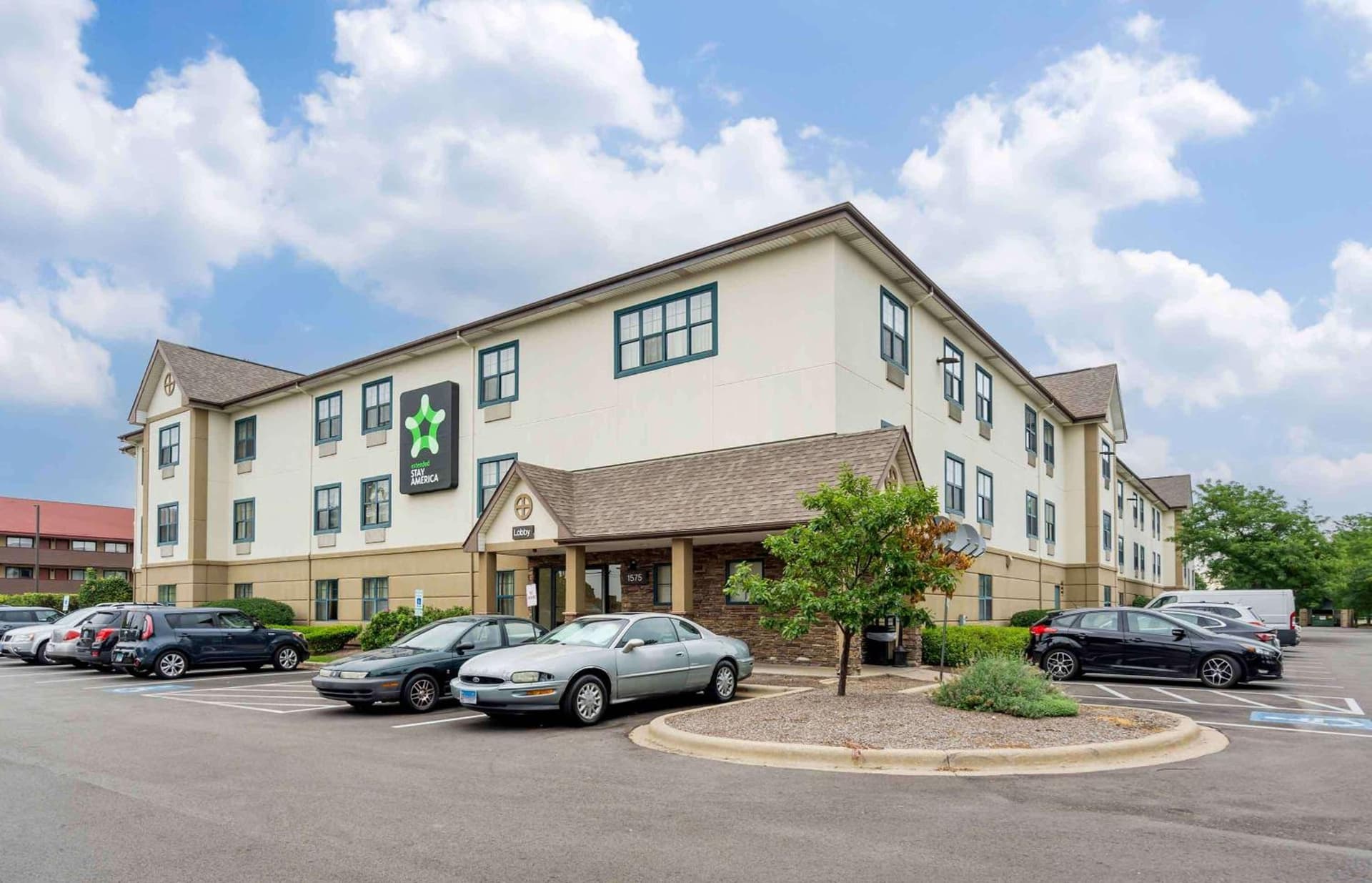 Extended Stay America Select Suites - Chicago - Naperville - West featured exterior or lobby in Warrenville, IL — similar hotel