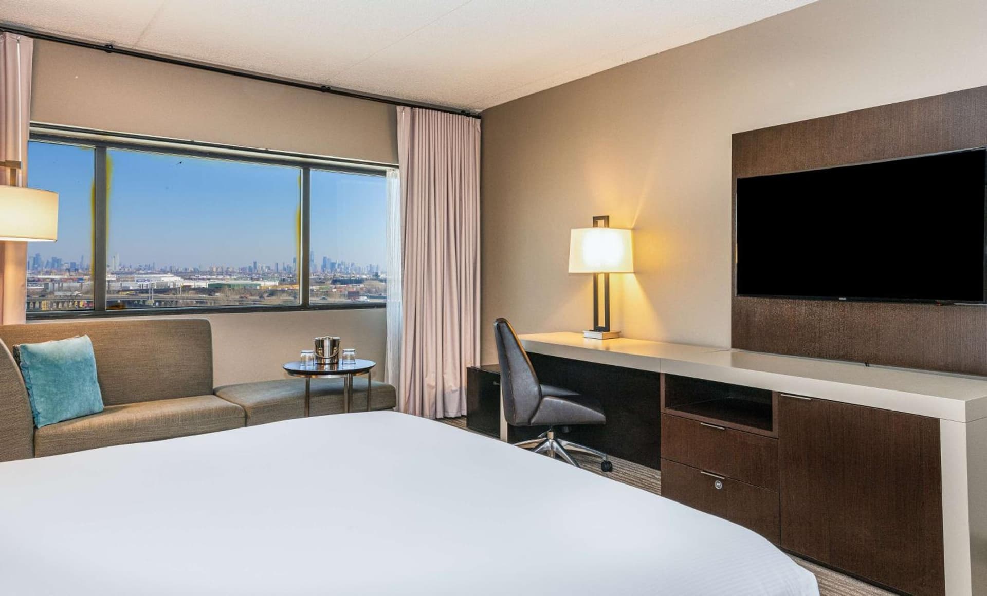 DoubleTree by Hilton Hotel Newark Airport gallery photo in Newark, NJ — image 54