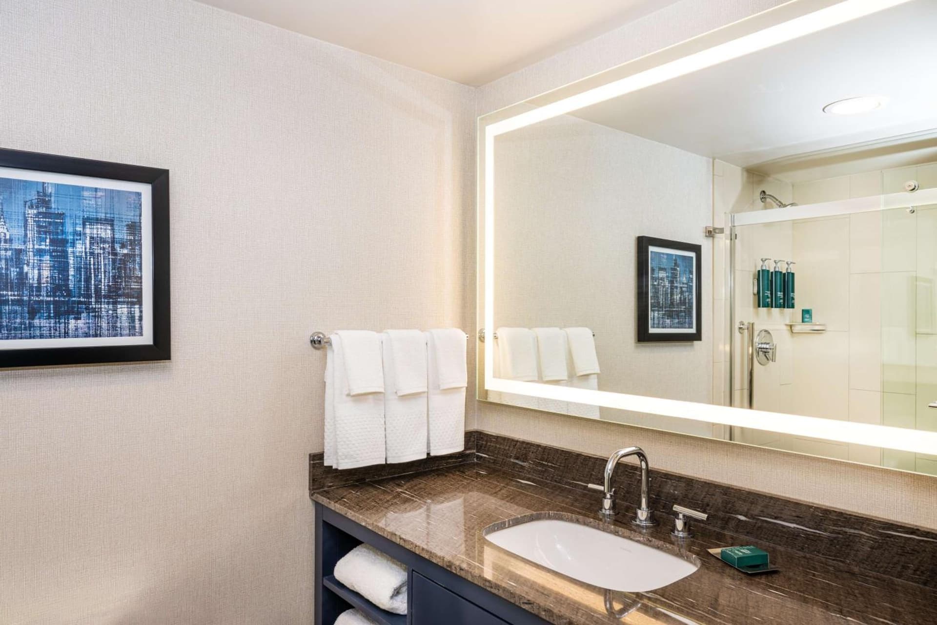 DoubleTree by Hilton Hotel Newark Airport gallery photo in Newark, NJ — image 30
