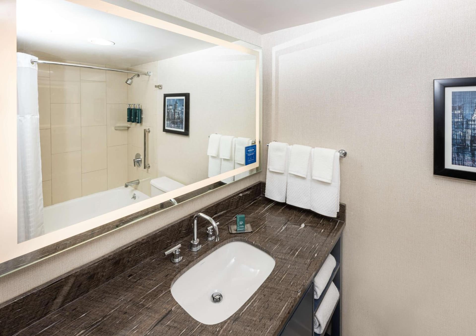 DoubleTree by Hilton Hotel Newark Airport gallery photo in Newark, NJ — image 23