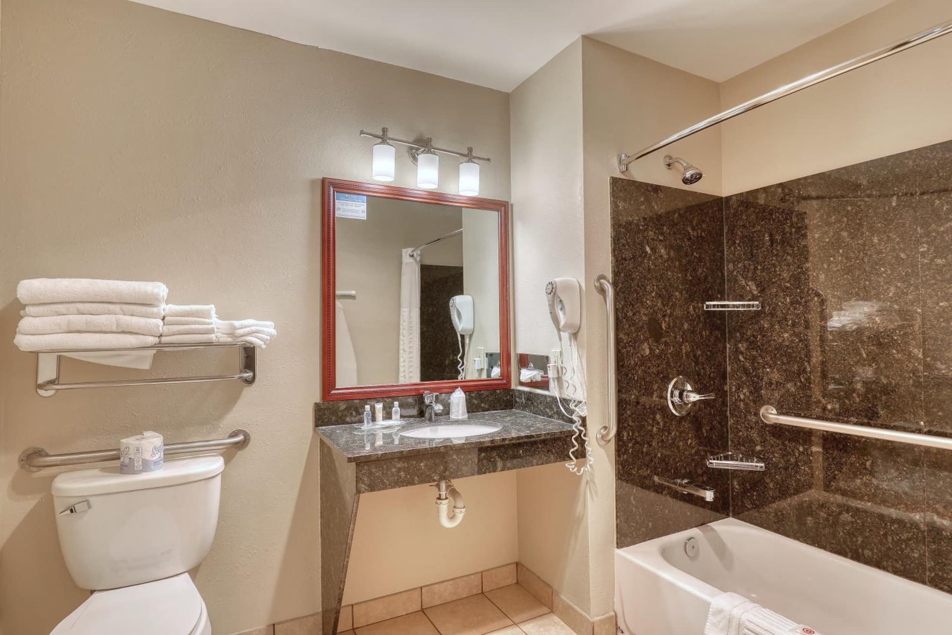 Comfort Suites Appleton Airport gallery photo in Appleton, WI — image 87
