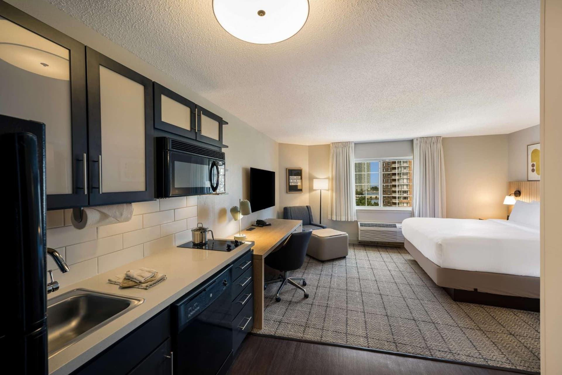 Sonesta Simply Suites Jersey City gallery photo in Jersey City, NJ — image 9
