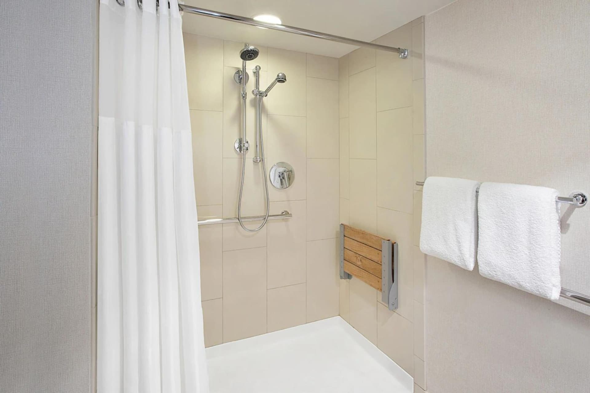 DoubleTree by Hilton Hotel Newark Airport gallery photo in Newark, NJ — image 24