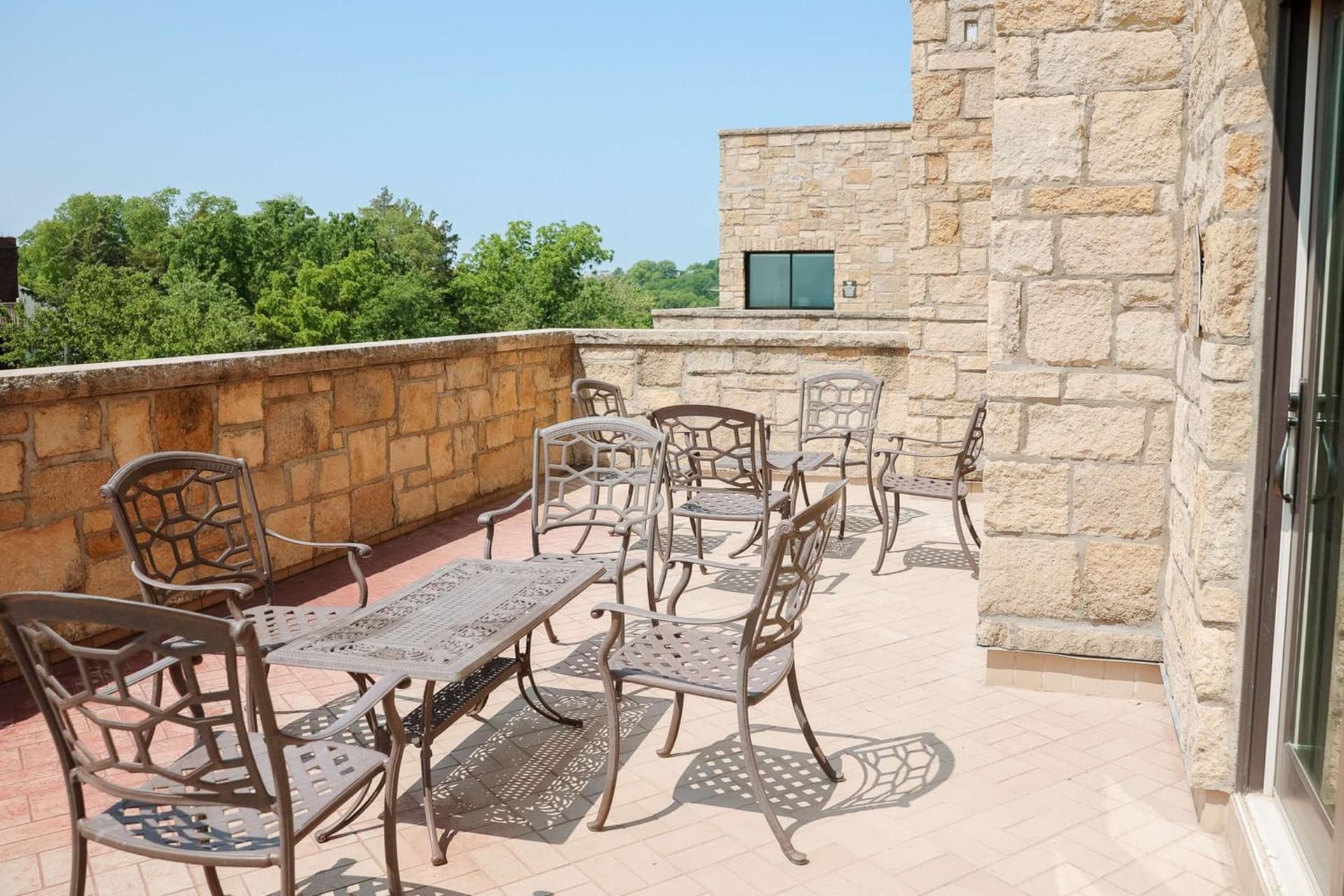 The Oread Lawrence, Tapestry Collection by Hilton interior in Lawrence, KS — gallery photo 2
