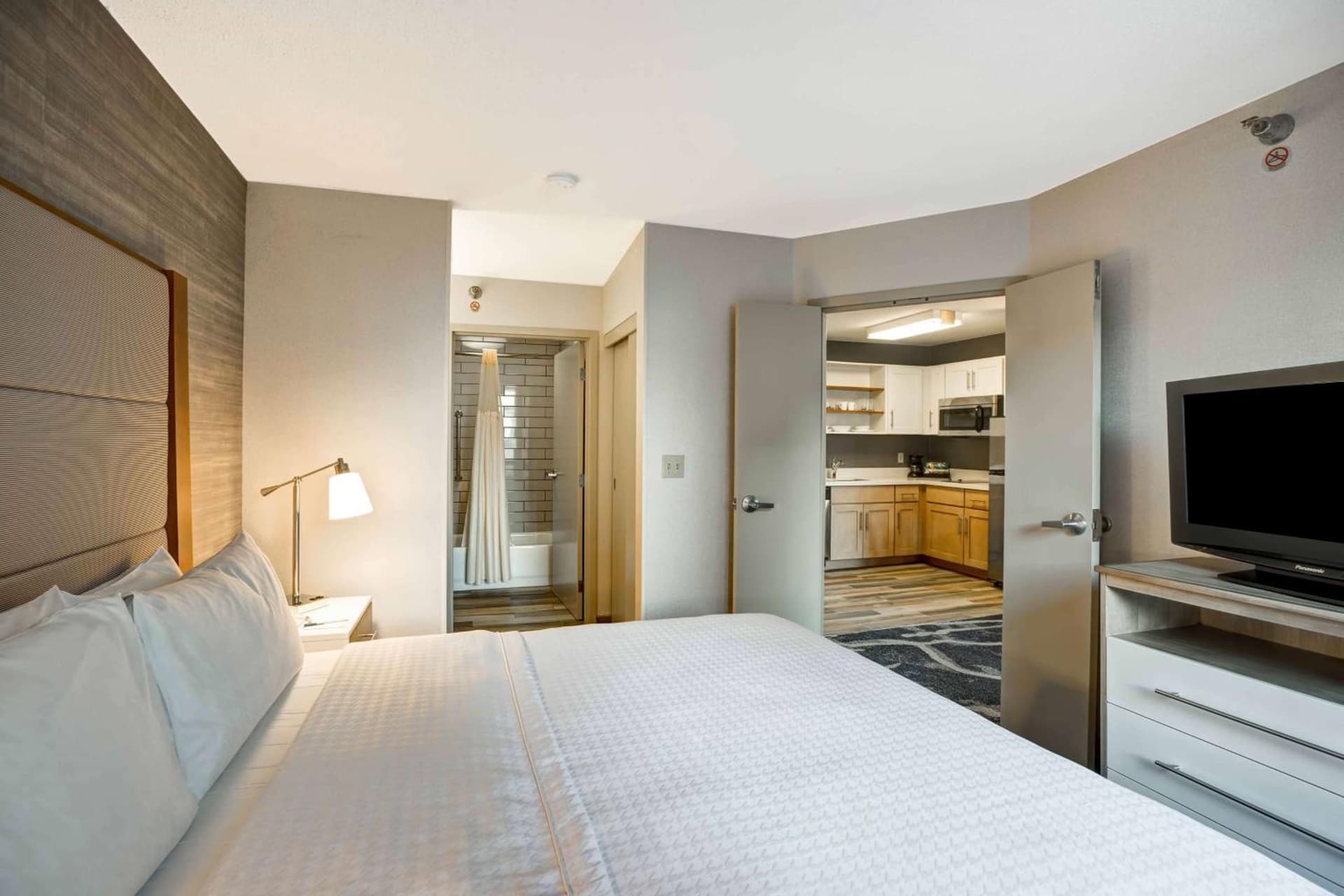 Homewood Suites by Hilton Chicago-Downtown gallery photo in Chicago, IL — image 4