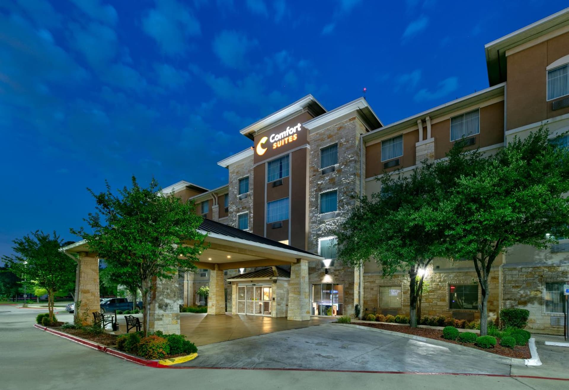Comfort Suites Arlington - Entertainment District interior in Arlington, TX — gallery photo 2