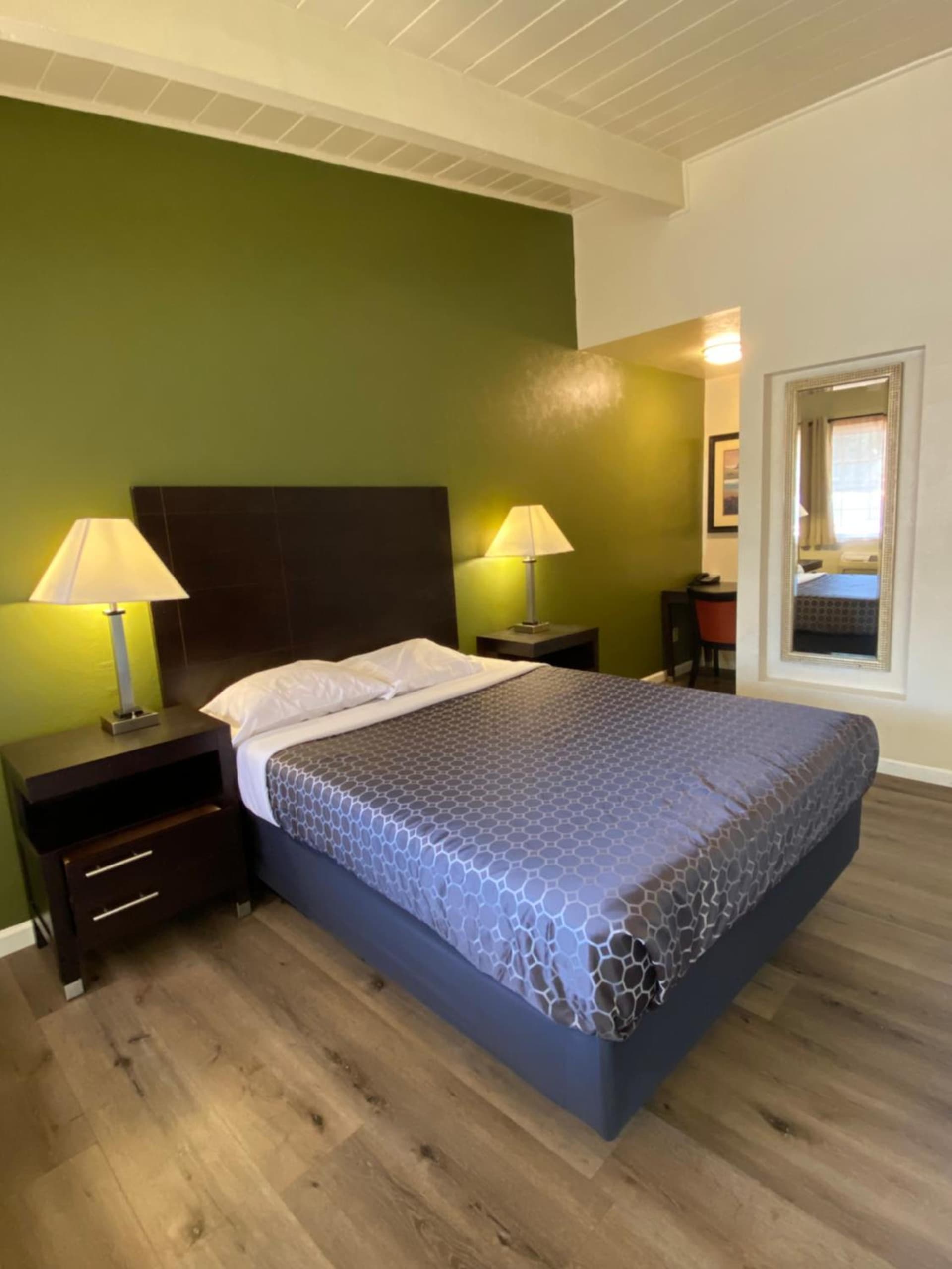 Holiday Motel gallery photo in Morgan Hill, CA — image 6