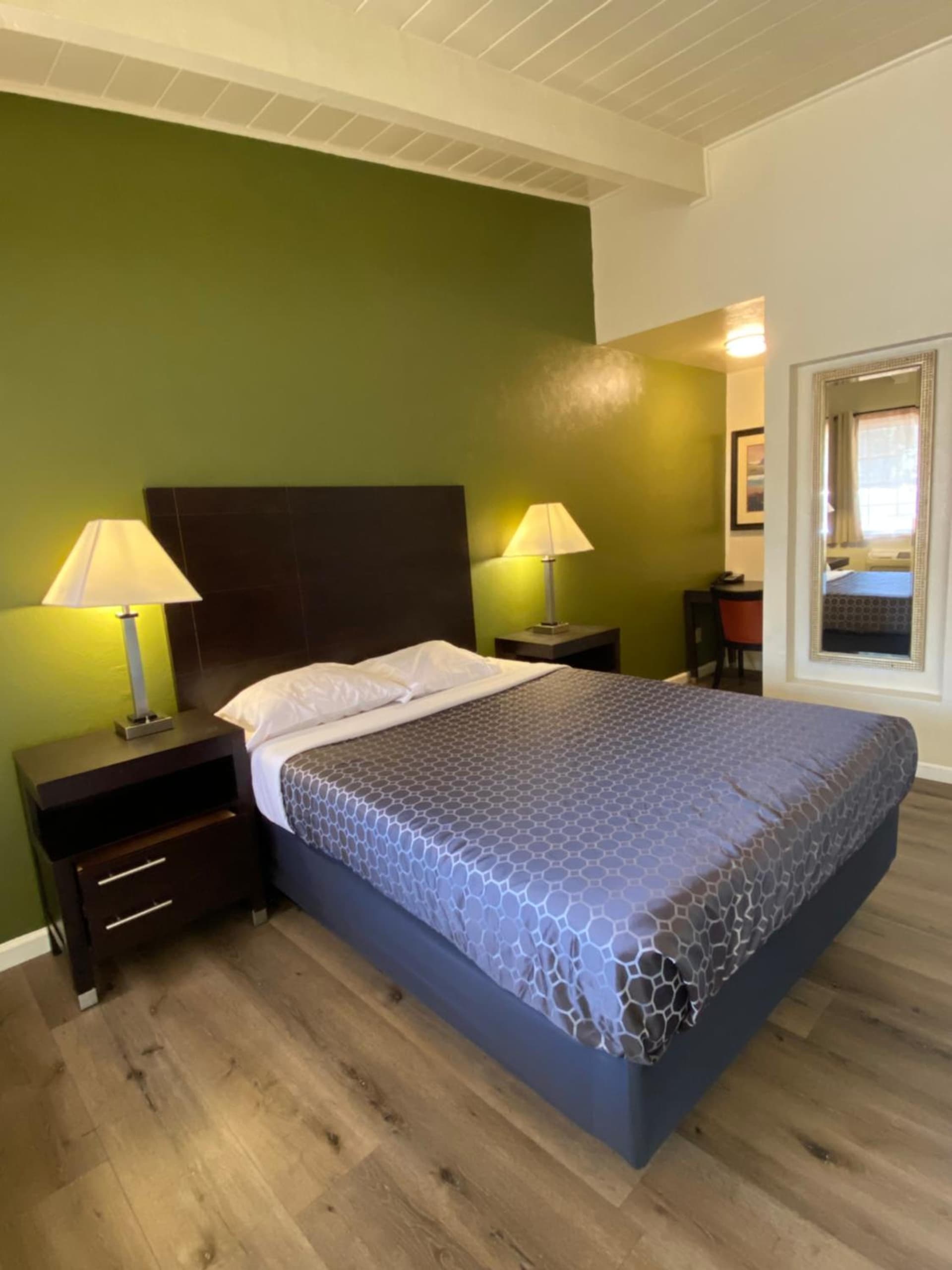 Holiday Motel gallery photo in Morgan Hill, CA — image 4