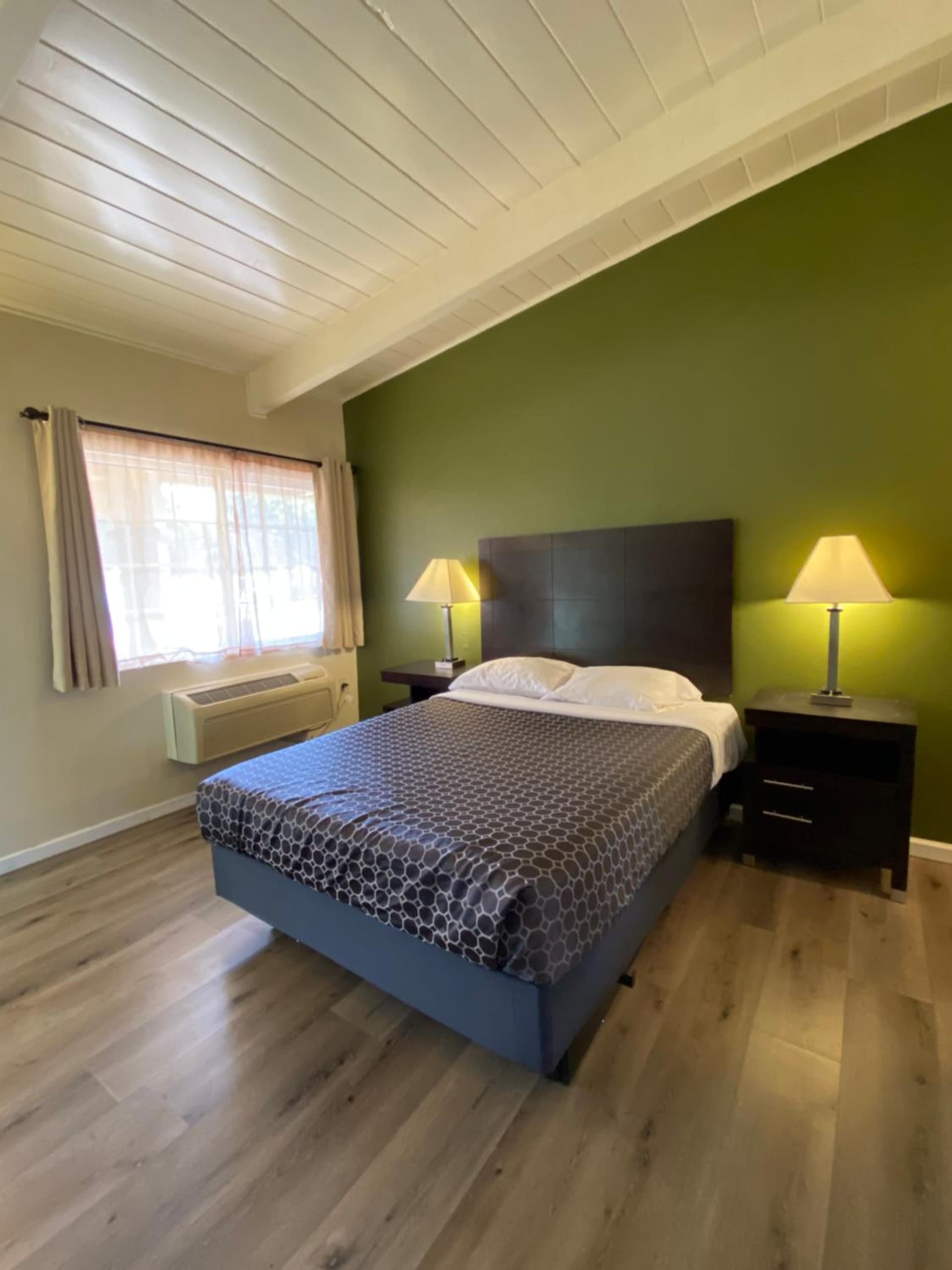 Holiday Motel gallery photo in Morgan Hill, CA — image 5