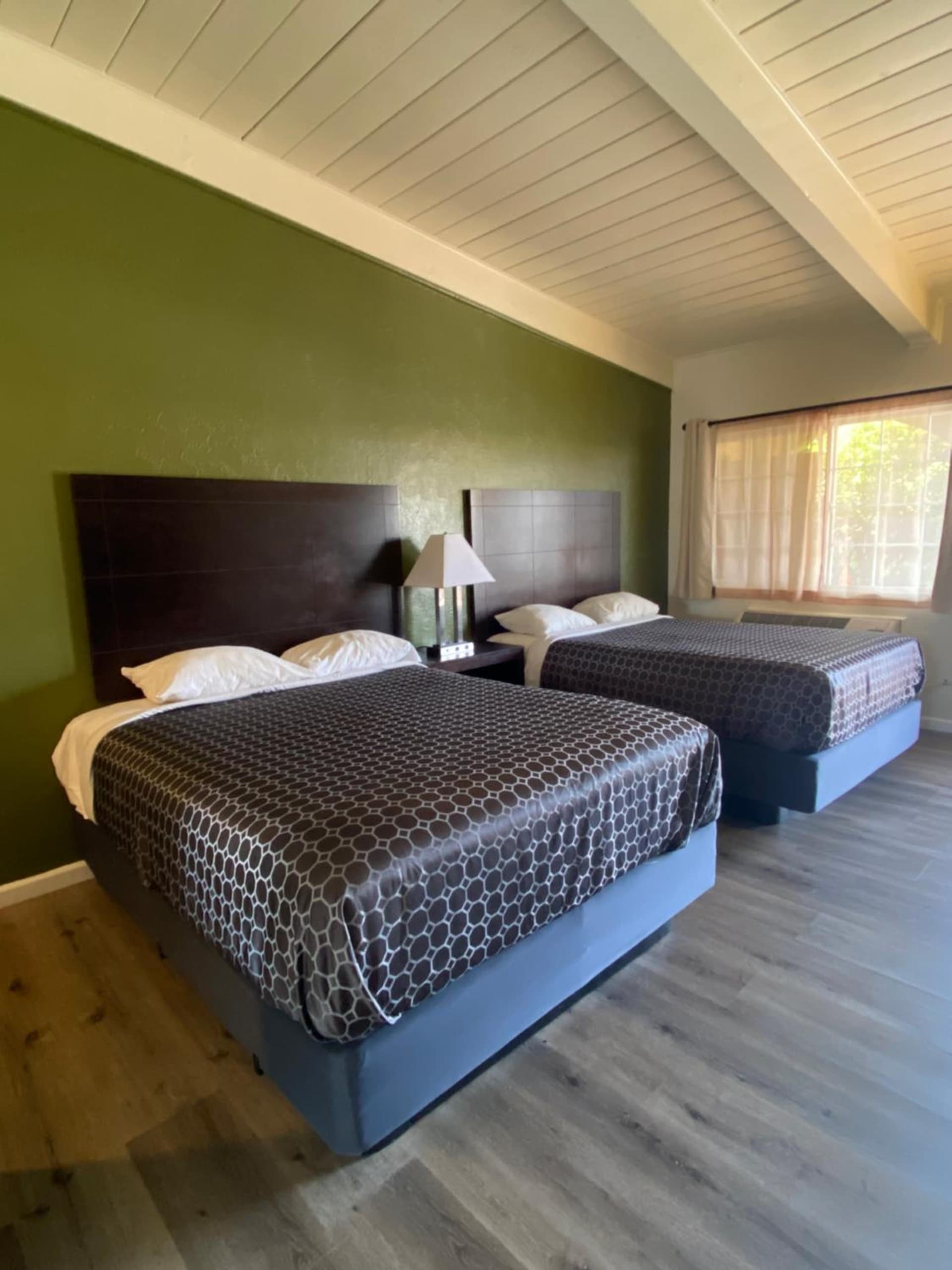 Holiday Motel gallery photo in Morgan Hill, CA — image 11