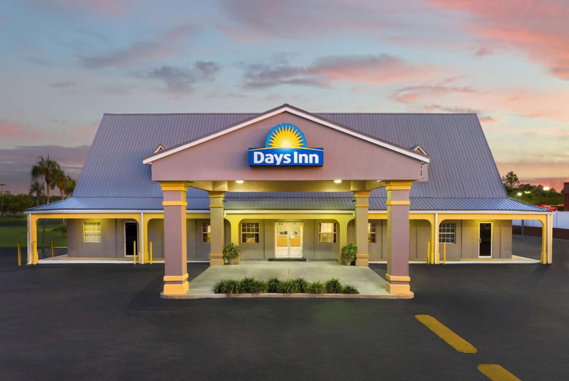 Days Inn by Wyndham Lake City I-75 interior in Lake City, FL — gallery photo 2