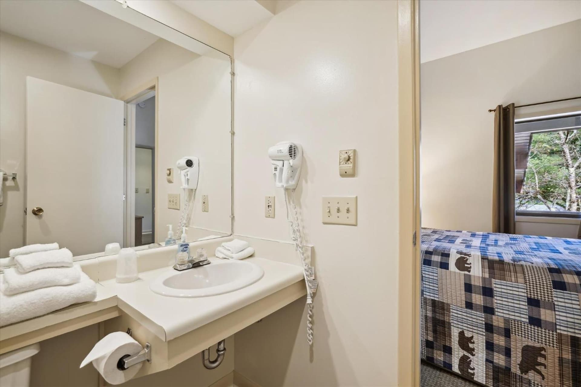 Cedarbrook Deluxe Two Bedroom Suite with outdoor heated pool 20304 property views in Killington — gallery photo 3
