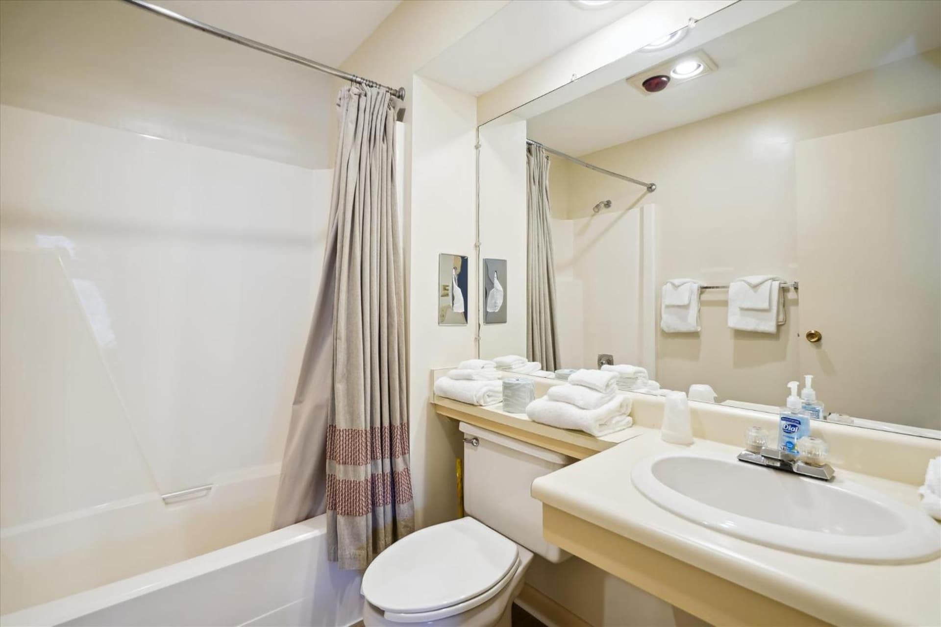 Cedarbrook Deluxe Two Bedroom Suite with outdoor heated pool 20304 interior in Killington — gallery photo 2