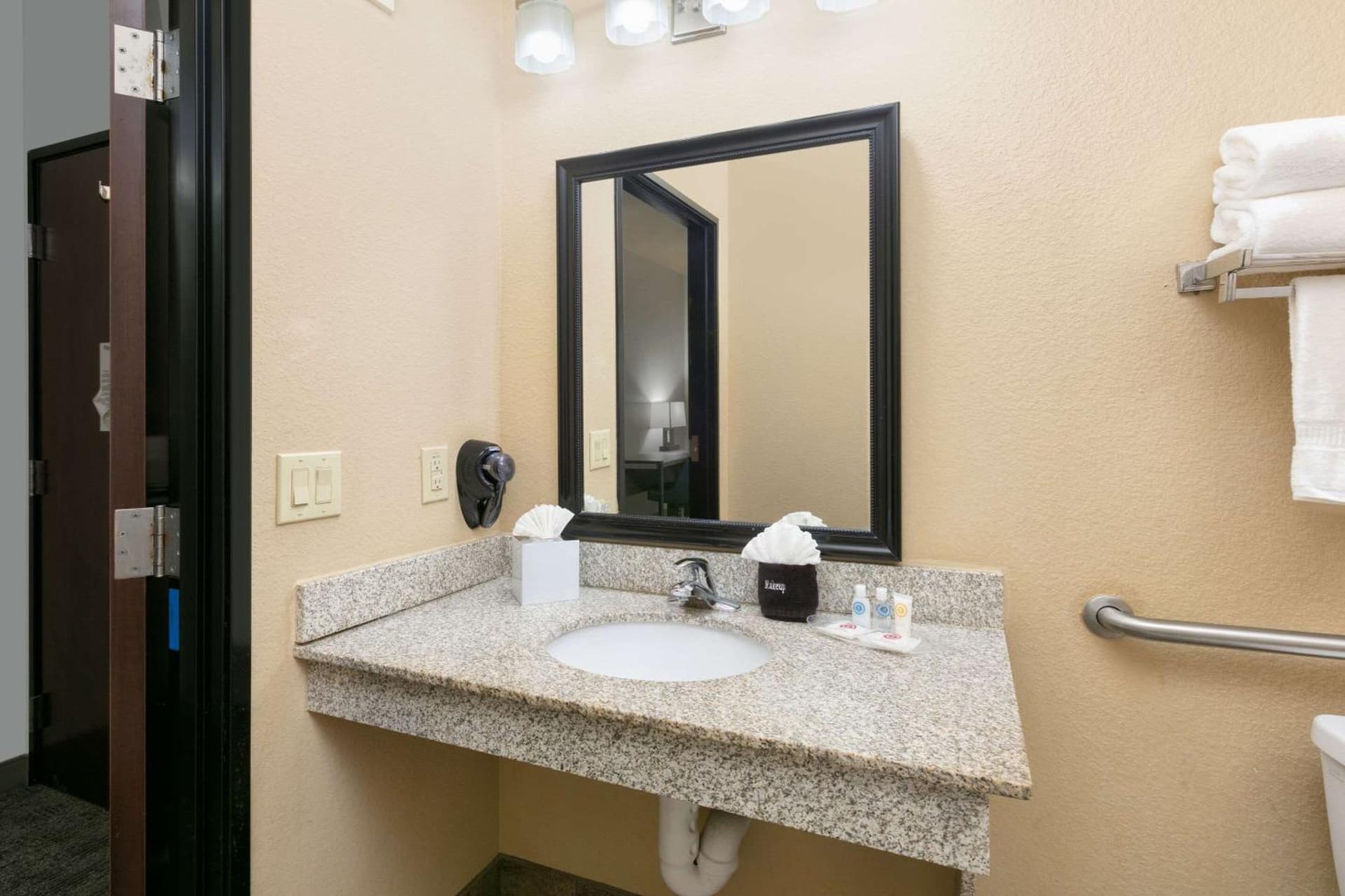 Comfort Suites Arlington - Entertainment District gallery photo in Arlington, TX — image 11