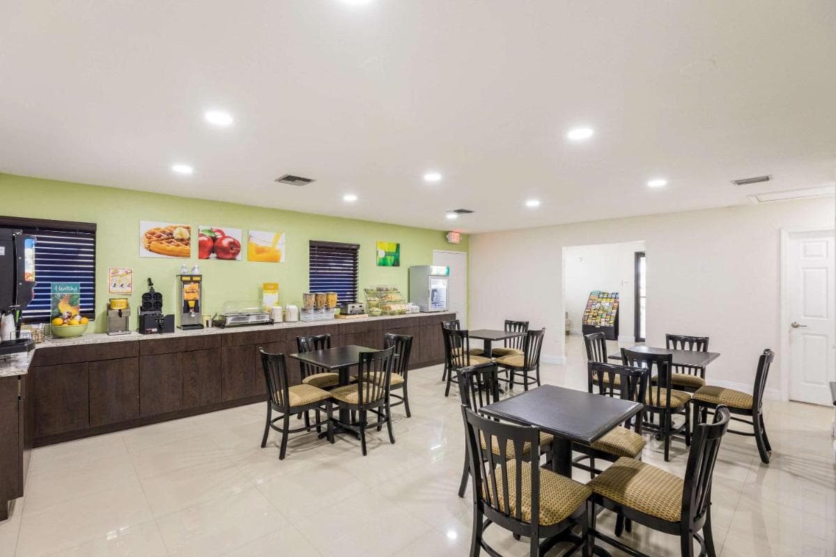 Quality Inn & Suites Downtown property views in Orlando, FL — gallery photo 3