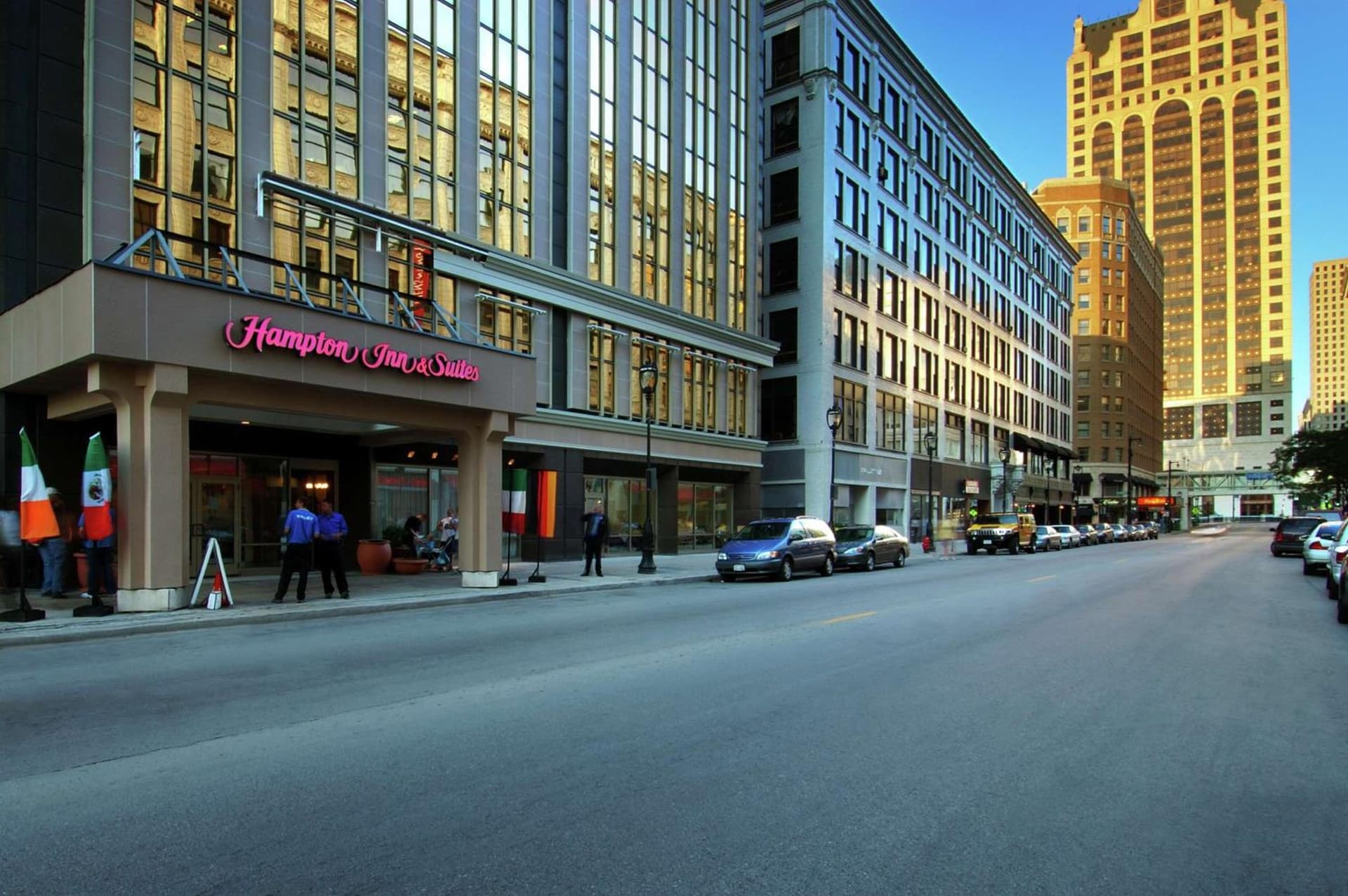 Hampton Inn & Suites Milwaukee Downtown interior in Milwaukee, WI — gallery photo 2