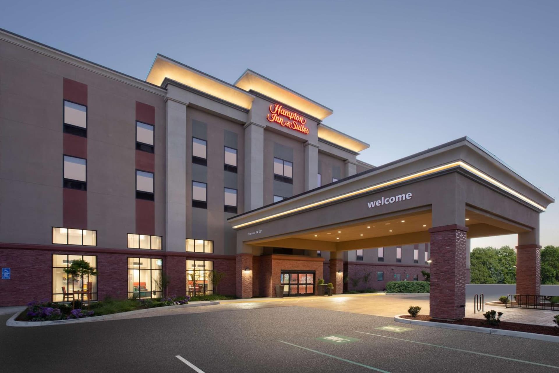 Hampton Inn & Suites Watsonville interior in Watsonville, CA — gallery photo 2