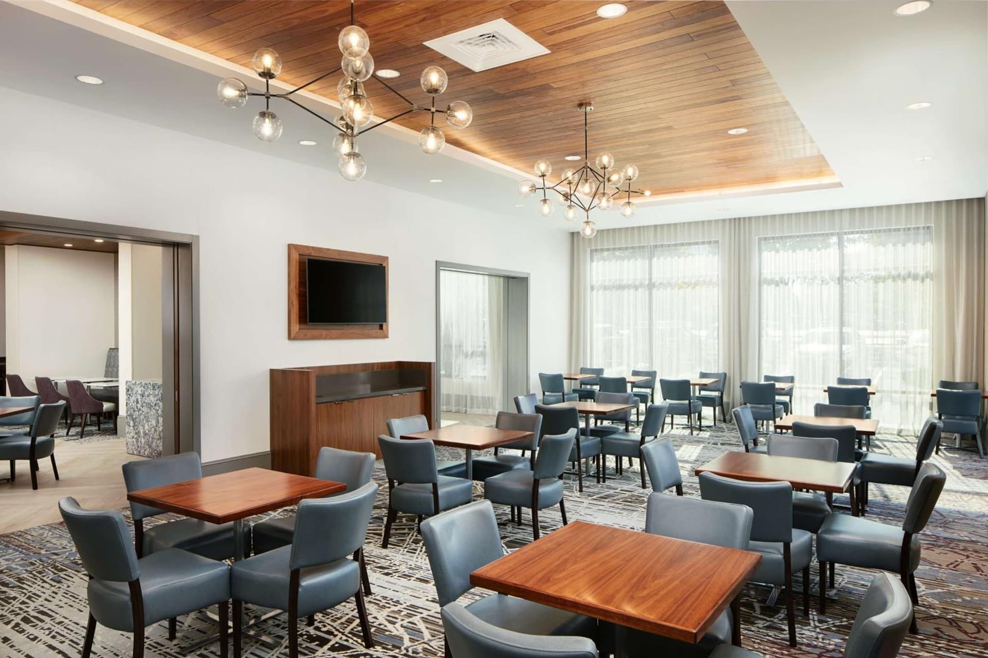 Embassy Suites By Hilton Atlanta Airport North gallery photo in Atlanta, GA — image 46