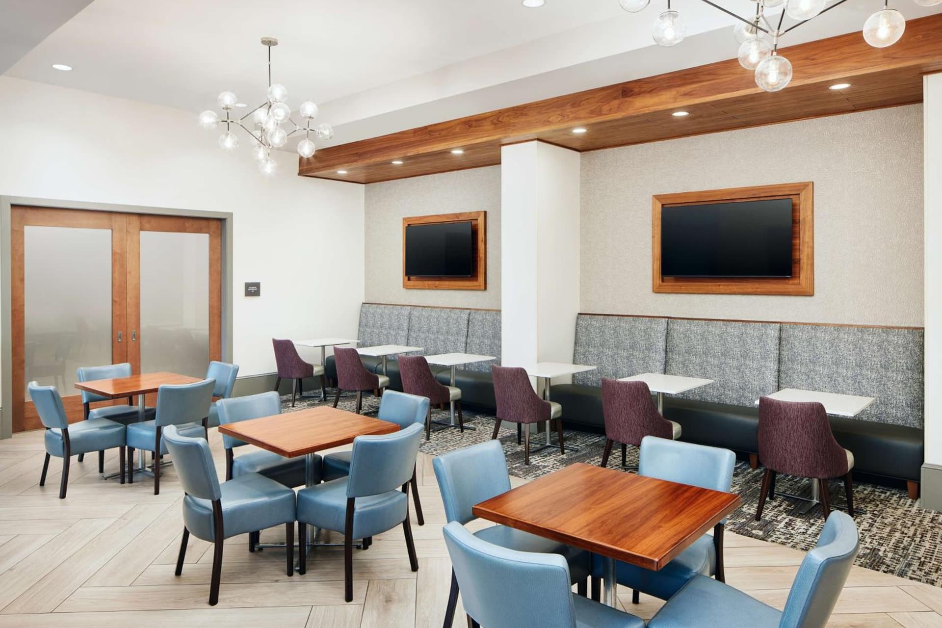 Embassy Suites By Hilton Atlanta Airport North interior in Atlanta, GA — gallery photo 2