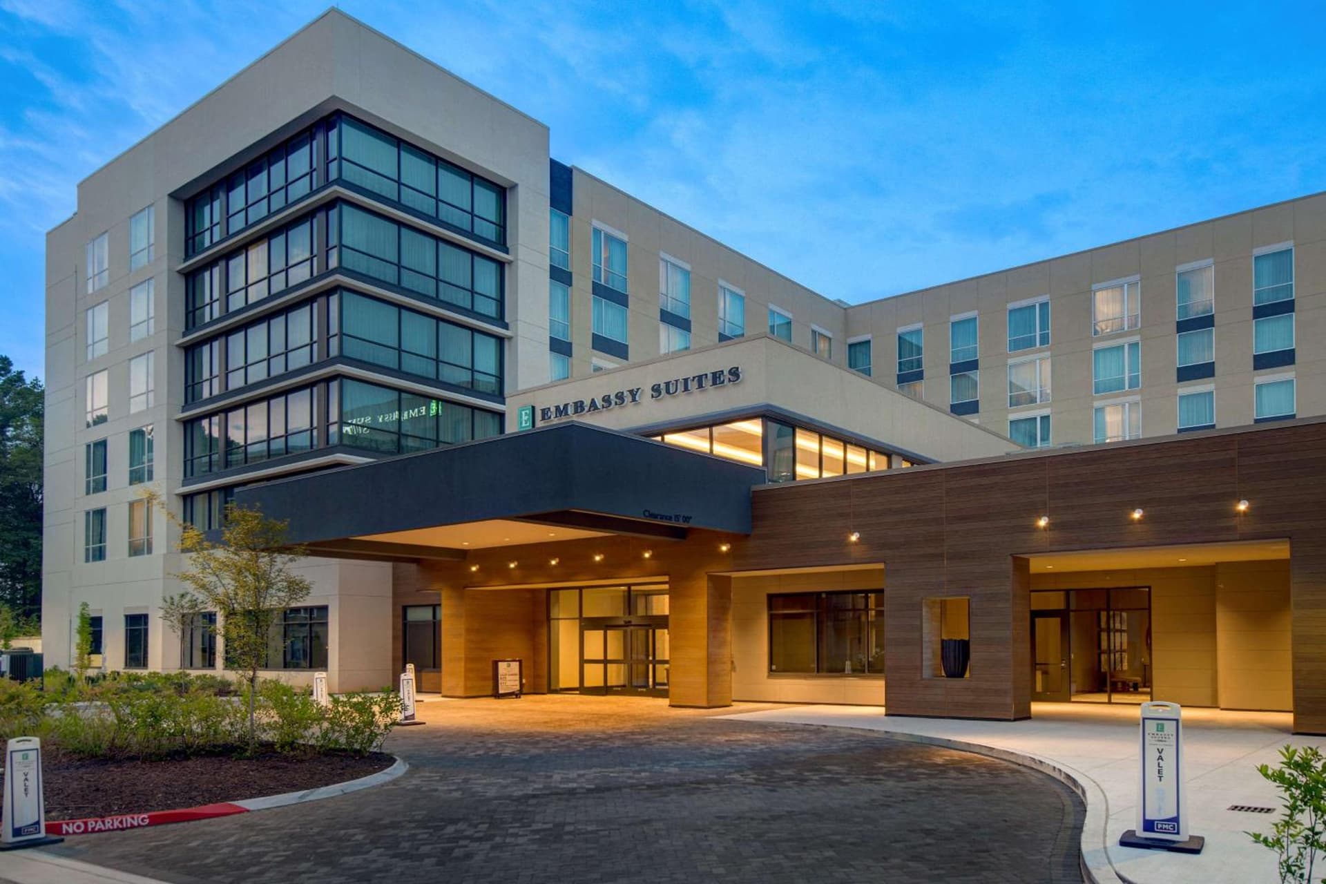 Embassy Suites By Hilton Alpharetta Halcyon interior in Alpharetta, GA — gallery photo 2