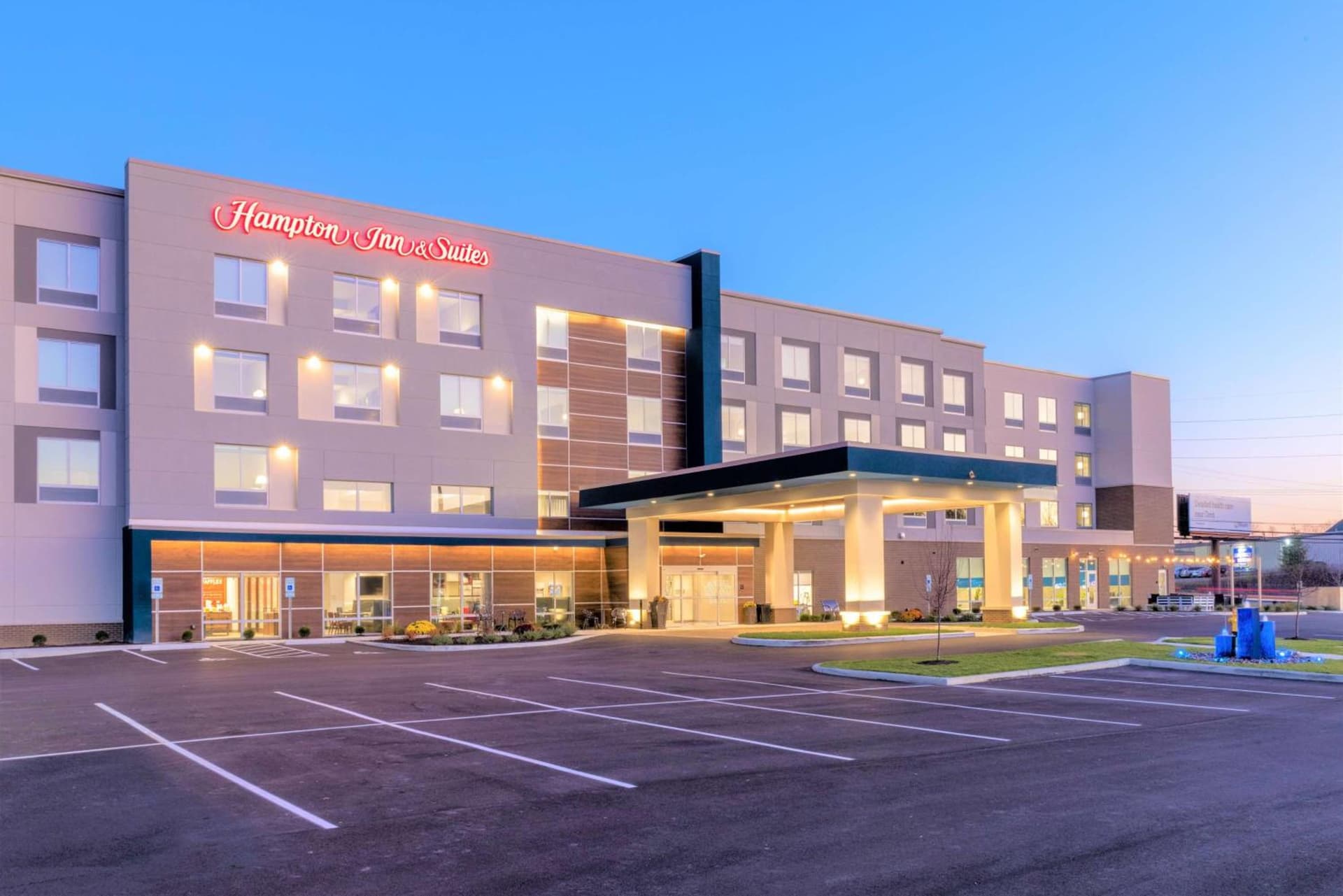 Hampton Inn & Suites Cincinnati West, Oh interior in Dent, OH — gallery photo 2
