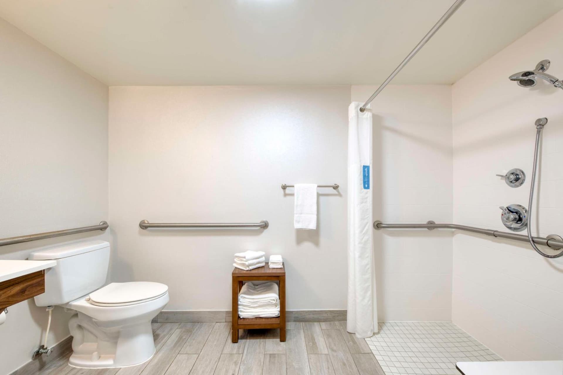 Hampton Inn & Suites Wilmington/Wrightsville Beach interior in Wilmington, NC — gallery photo 2