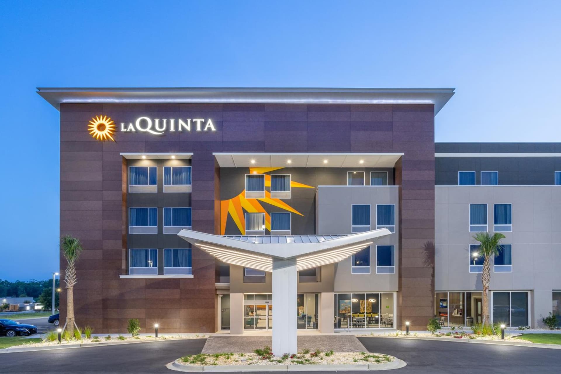 La Quinta Inn & Suites by Wyndham Valdosta interior in Valdosta, GA — gallery photo 2