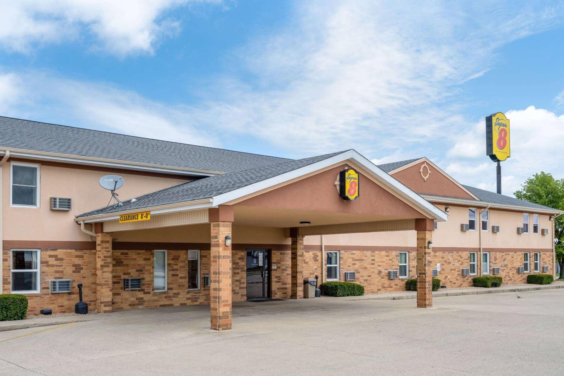 Super 8 by Wyndham Mattoon interior in Mattoon, IL — gallery photo 2