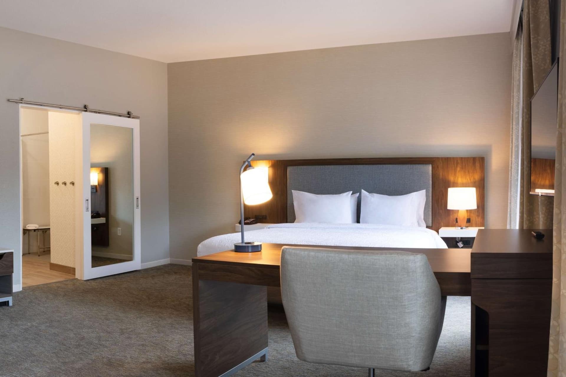 Hampton Inn & Suites Boerne interior in Boerne, TX — gallery photo 2