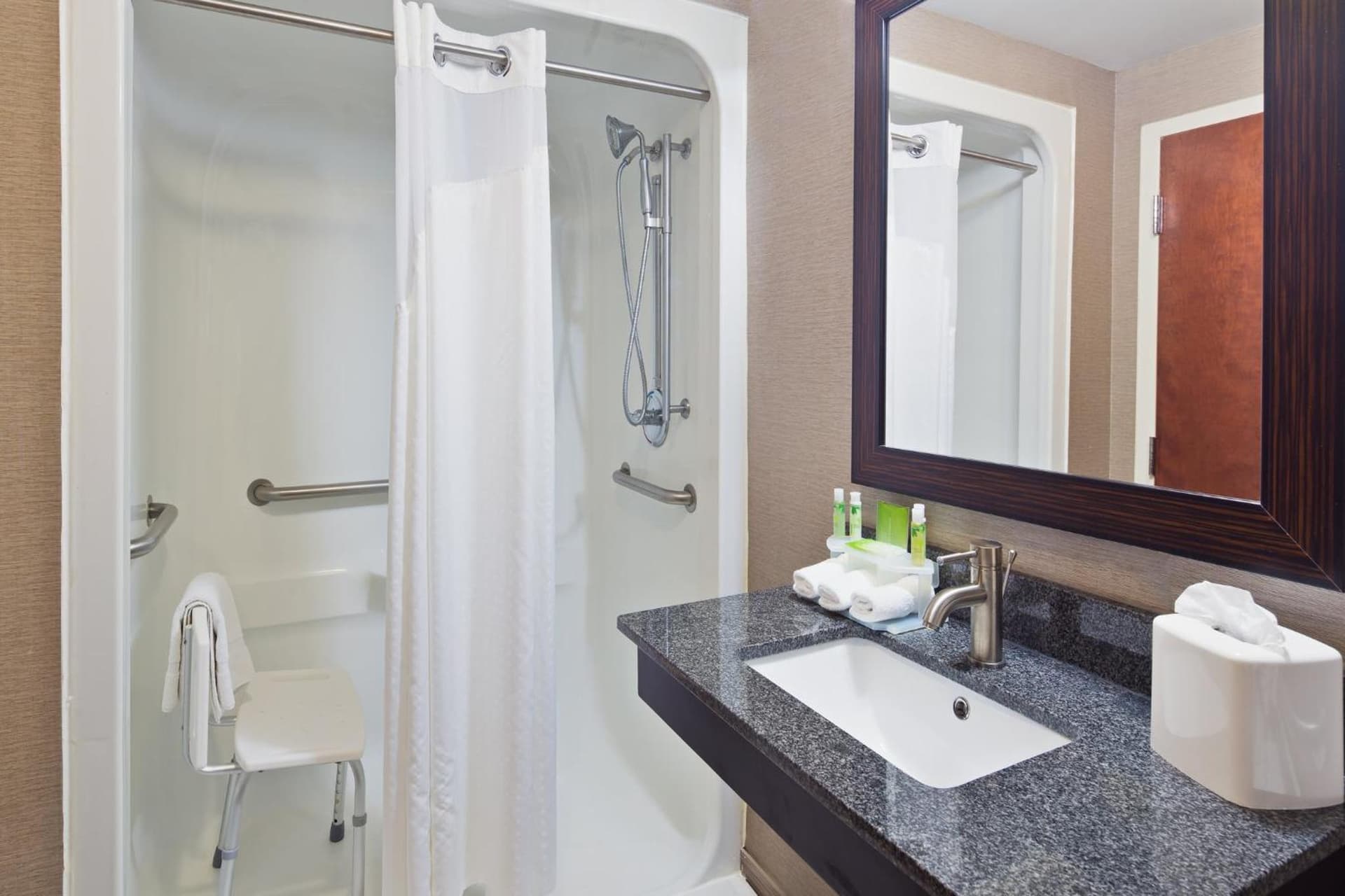 Holiday Inn Express Harrisburg I-81 - Hershey By IHG interior in Manadahill, PA — gallery photo 2