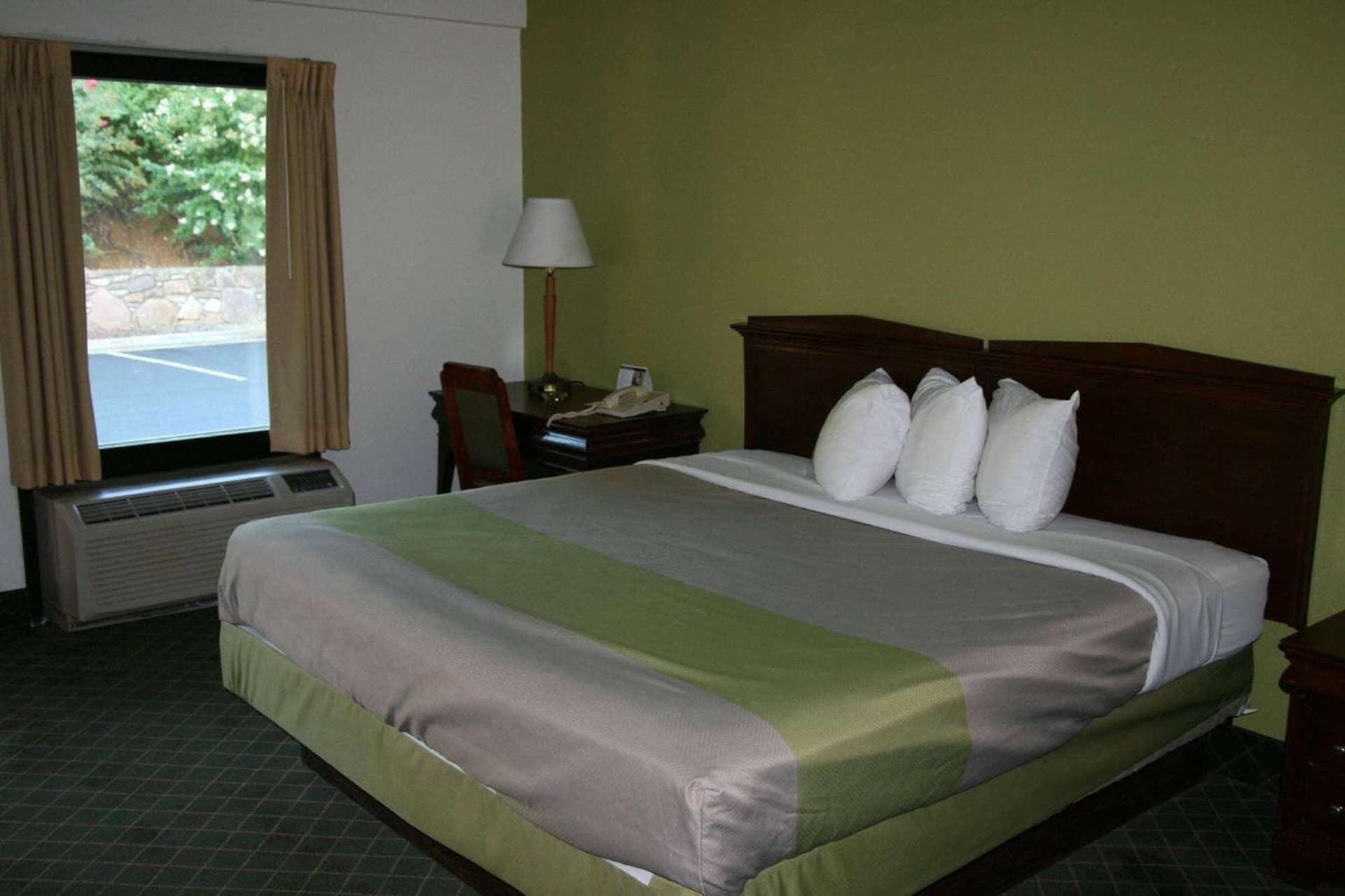 Travelodge by Wyndham Roanoke property views in Roanoke, VA — gallery photo 3