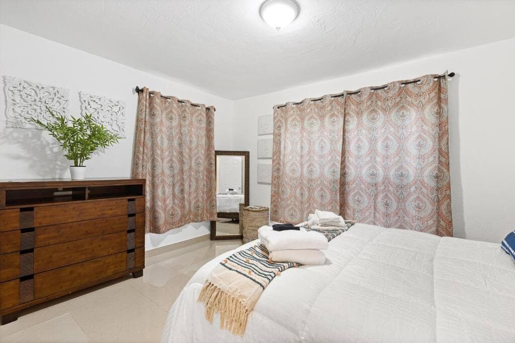 Beach Blessing 7m Beach Walk 80 WD 2 Queen property views in Dania Beach, FL — gallery photo 3