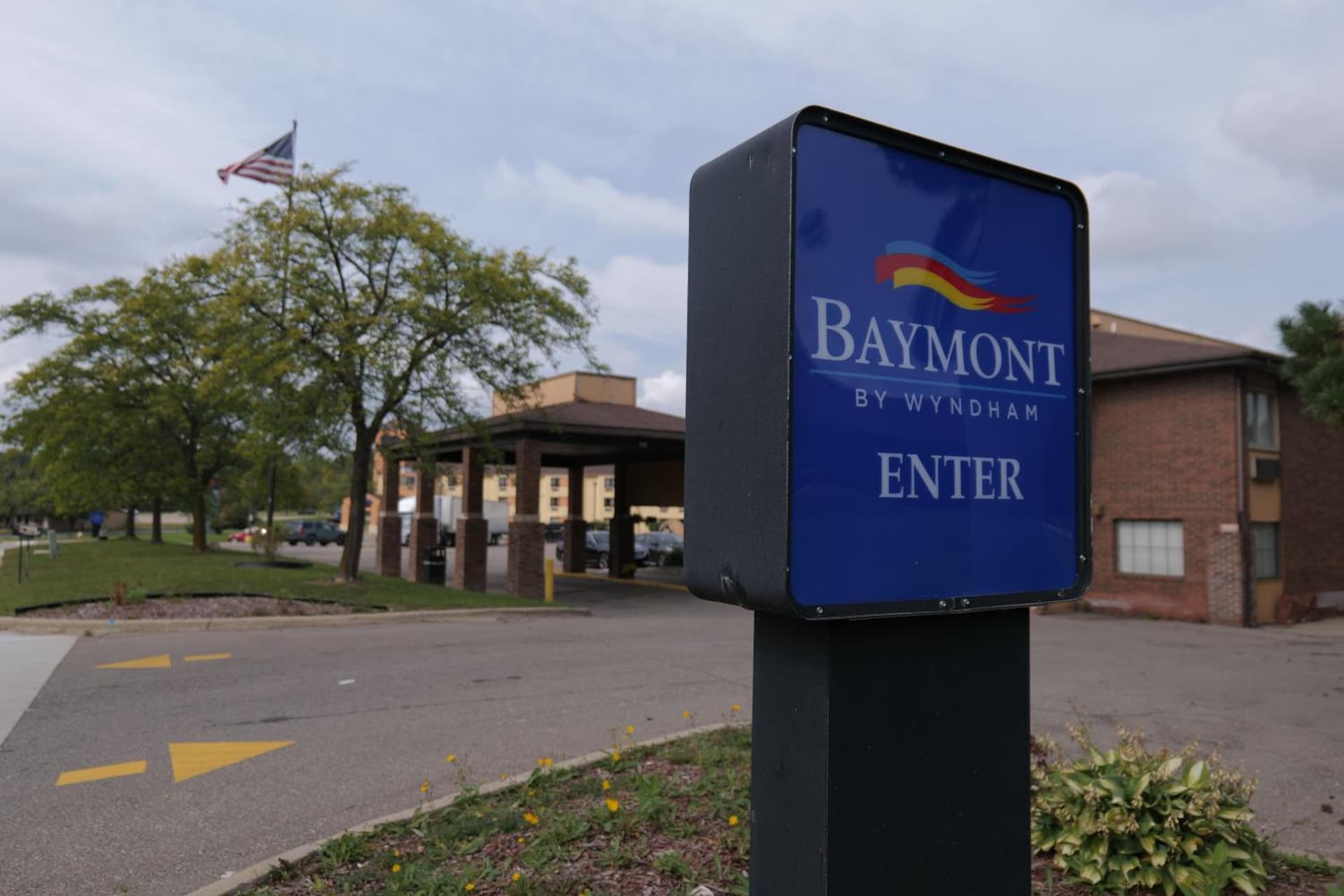Baymont by Wyndham Flint Airport North interior in Flint, MI — gallery photo 2