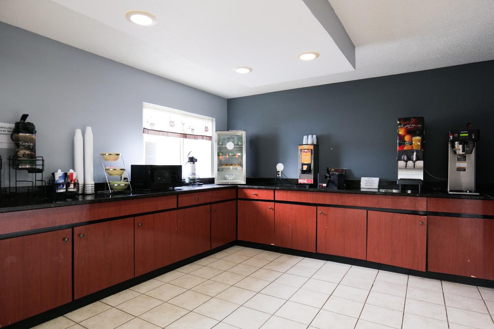 Baymont by Wyndham Flint Airport North property views in Flint, MI — gallery photo 3