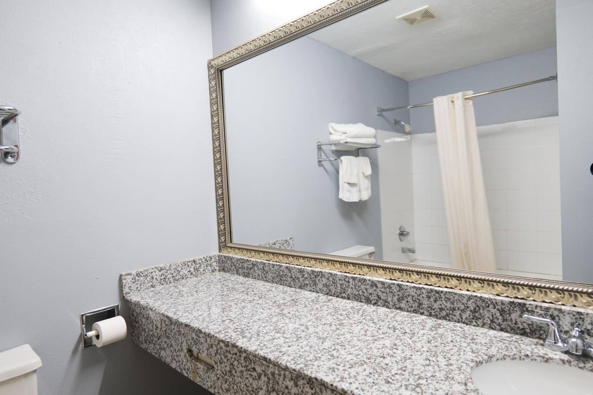 Baymont by Wyndham Flint Airport North gallery photo in Flint, MI — image 21