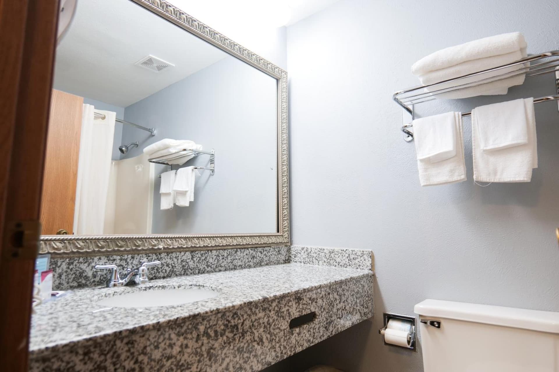 Baymont by Wyndham Flint Airport North gallery photo in Flint, MI — image 47