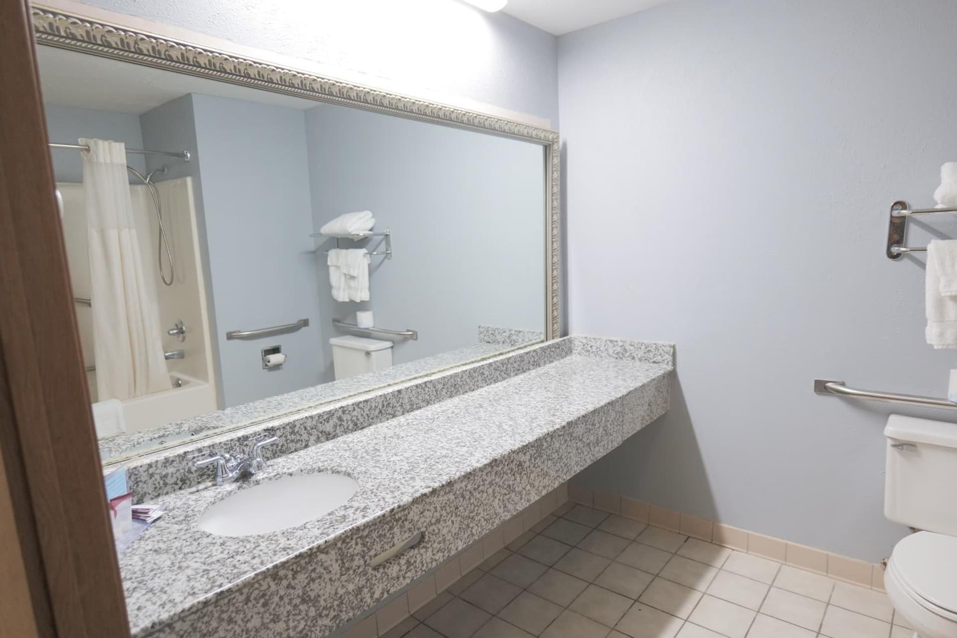 Baymont by Wyndham Flint Airport North gallery photo in Flint, MI — image 22
