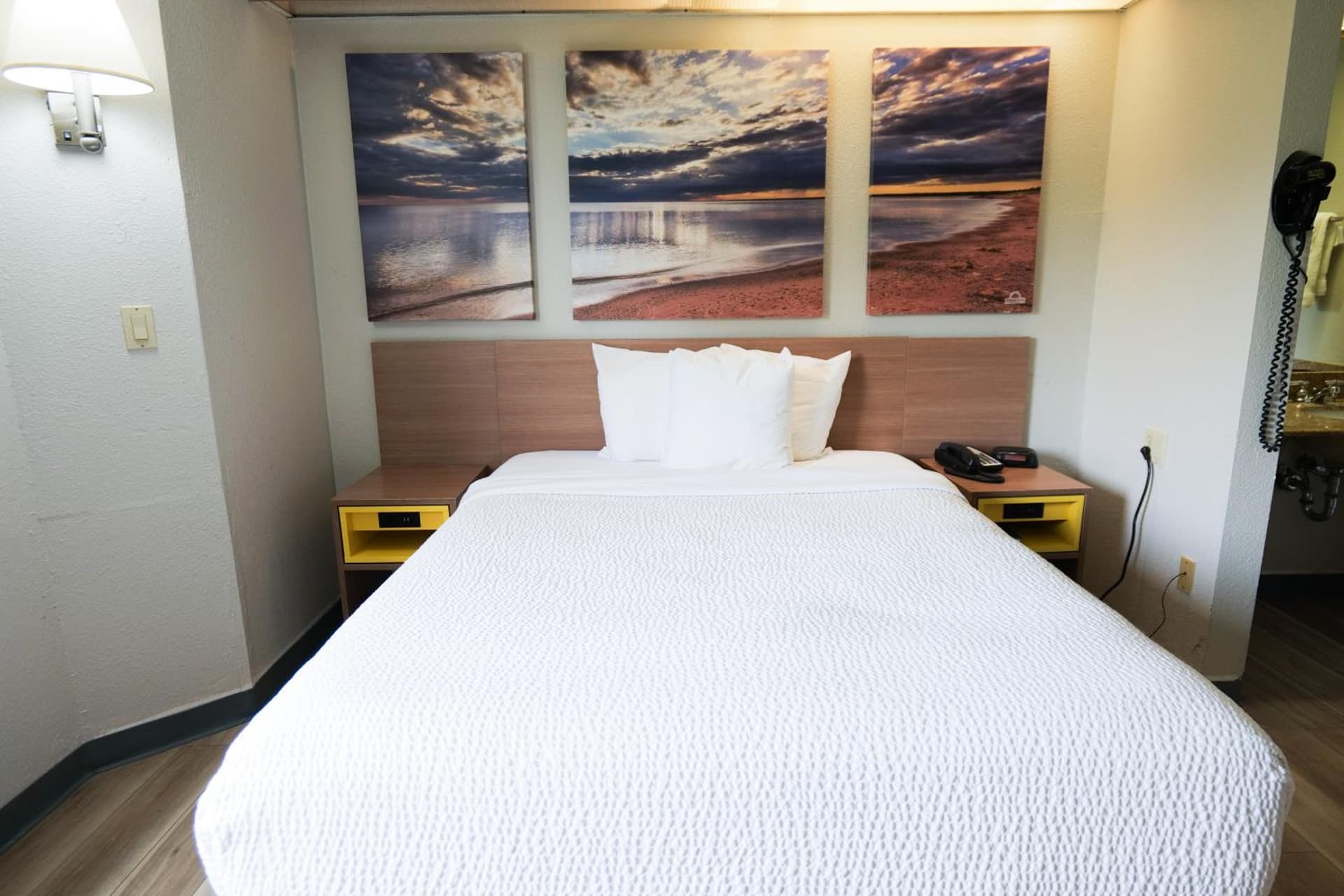 Days Inn by Wyndham Flint/Bishop International Airport property views in Flint, MI — gallery photo 3