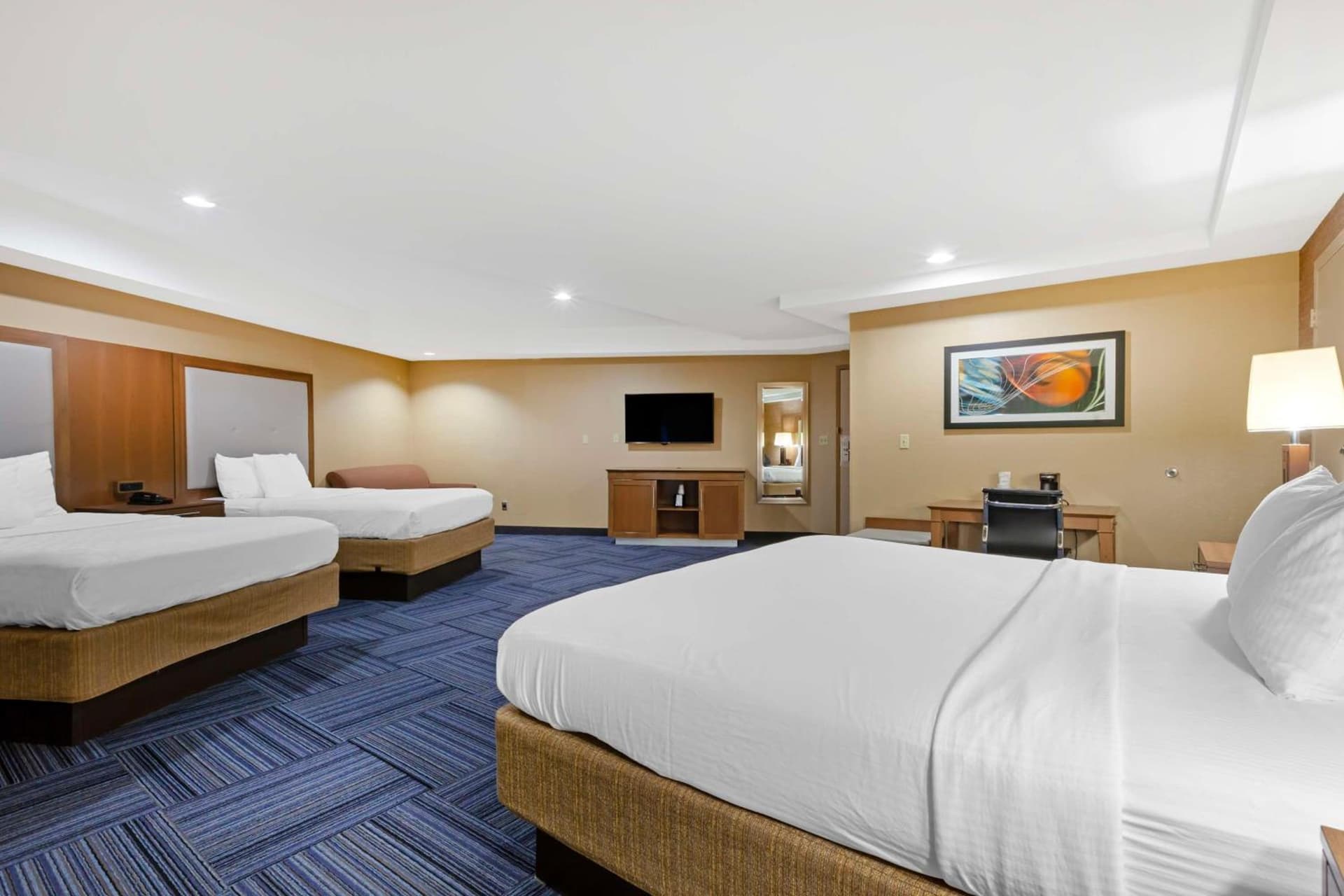 Best Western Summit Inn interior in Niagara Falls, NY — gallery photo 2