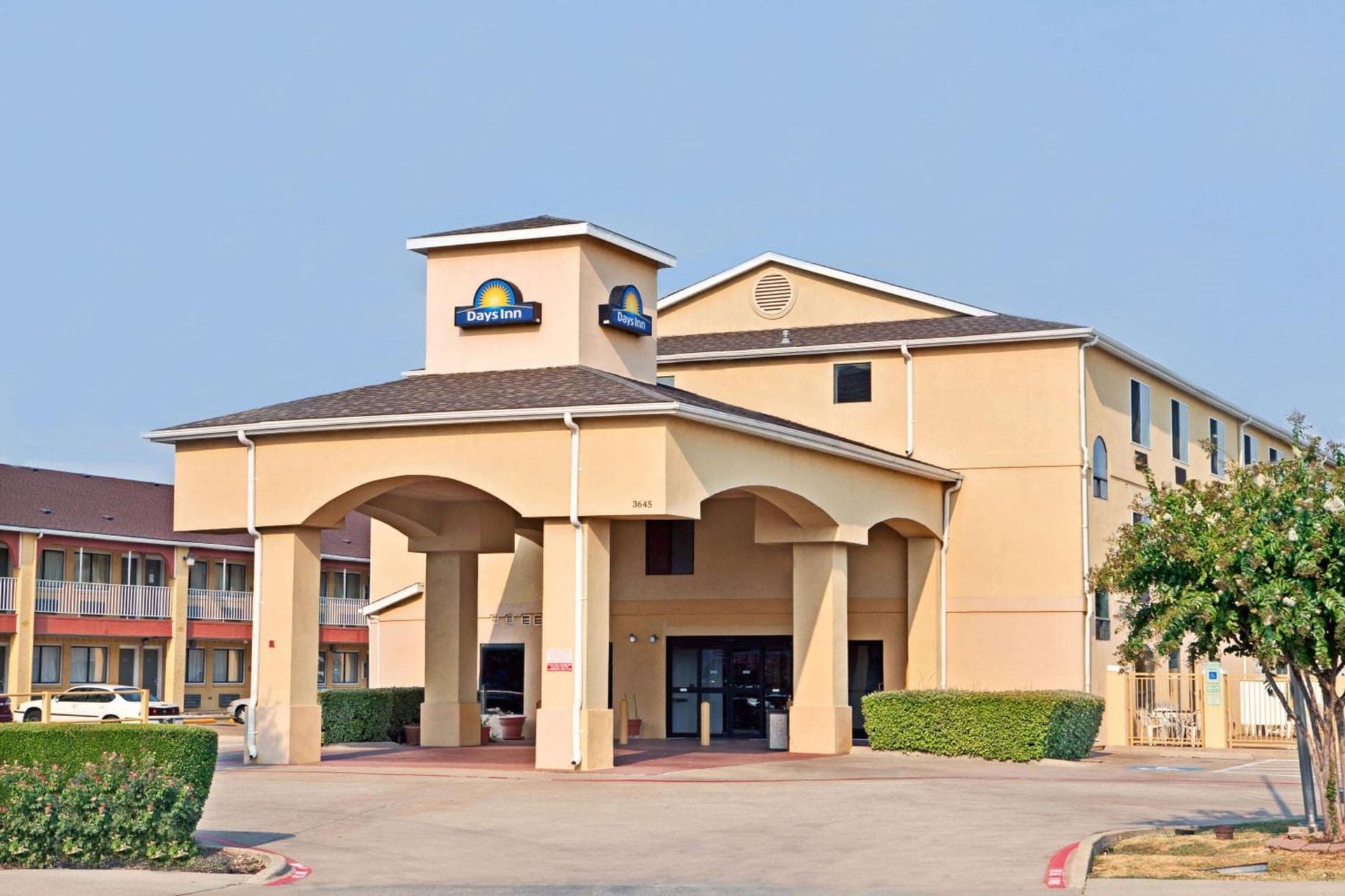 Days Inn by Wyndham Dallas Garland West property views in Garland, TX — gallery photo 3