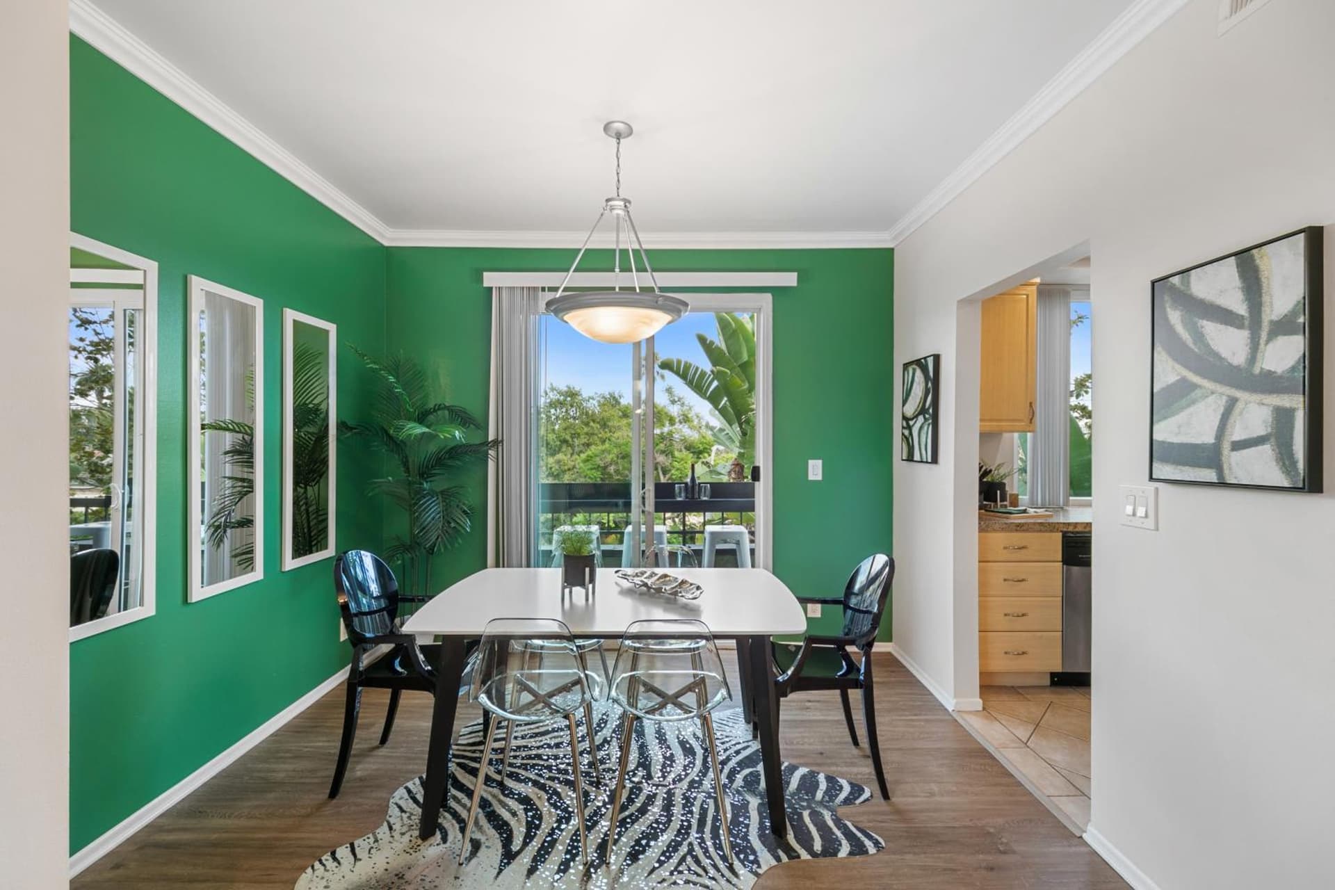 Beverly Hills Glamour Oasis 2 BR Apt with Parking 304 interior in Los Angeles, CA — gallery photo 2