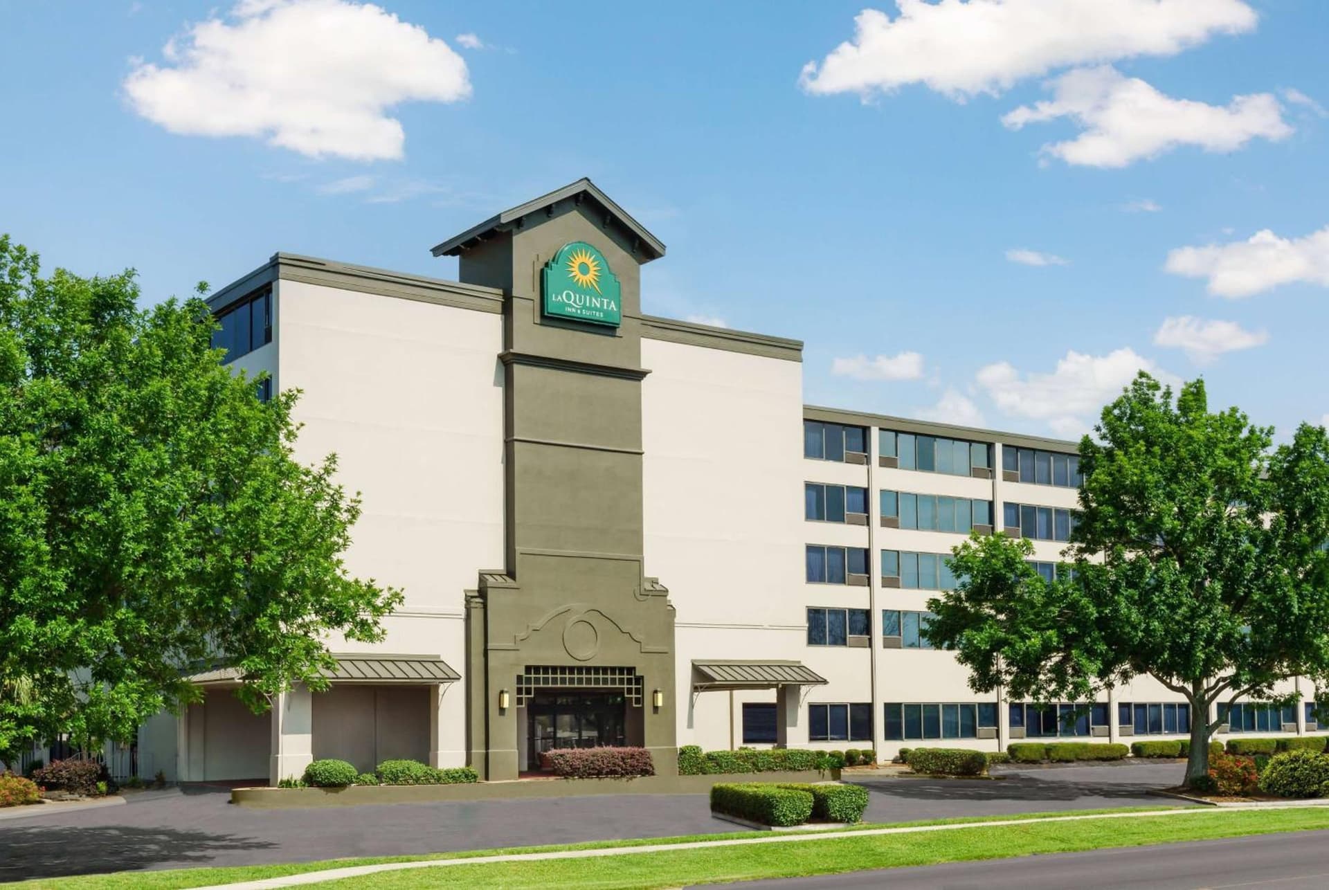 La Quinta Inn & Suites by Wyndham New Orleans Airport featured exterior or lobby in Kenner, LA — similar hotel